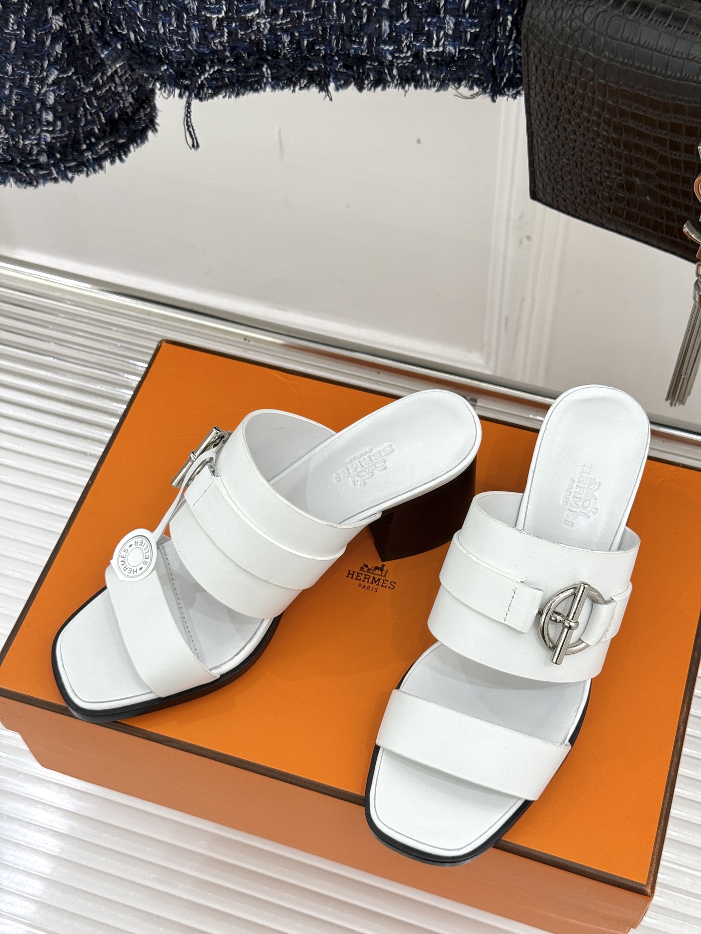 顶版 （配原版飞机盒）
Hermès/爱马仕经典防水台一字带
粗跟高跟拖鞋
极约复古的设计 浓厚的异域风
