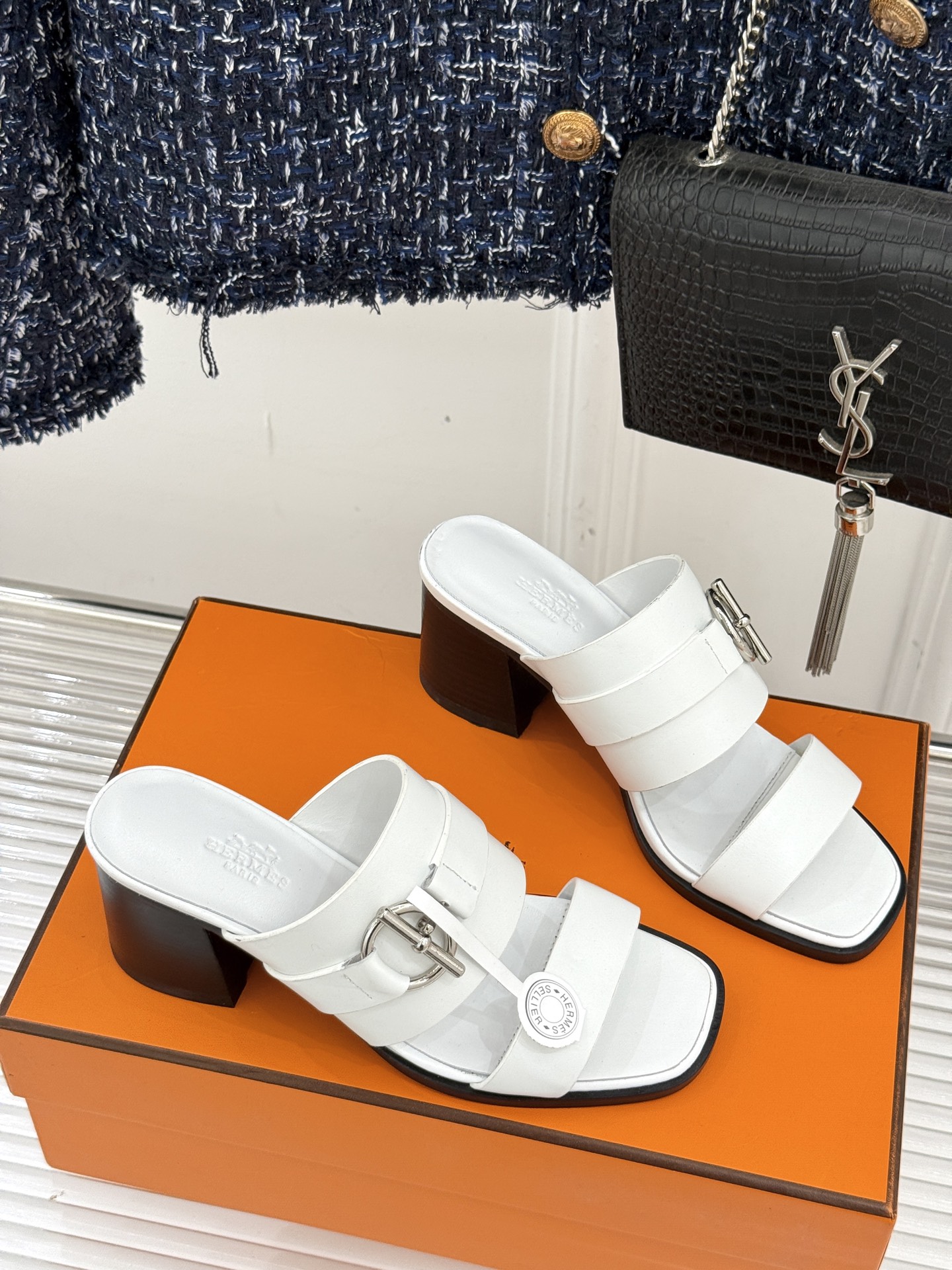 顶版 （配原版飞机盒）
Hermès/爱马仕经典防水台一字带
粗跟高跟拖鞋
极约复古的设计 浓厚的异域风