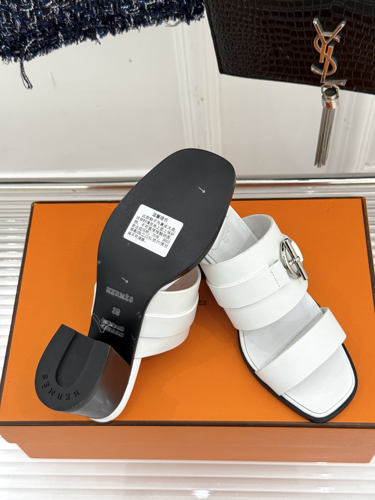 顶版 （配原版飞机盒）
Hermès/爱马仕经典防水台一字带
粗跟高跟拖鞋
极约复古的设计 浓厚的异域风