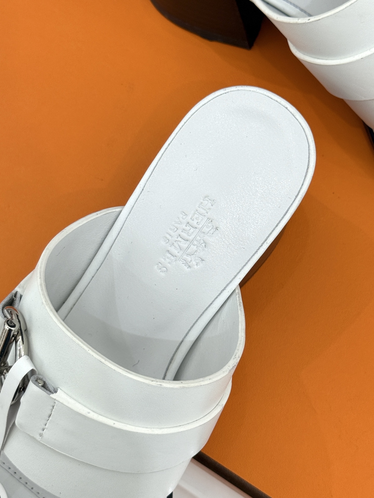 顶版 （配原版飞机盒）
Hermès/爱马仕经典防水台一字带
粗跟高跟拖鞋
极约复古的设计 浓厚的异域风