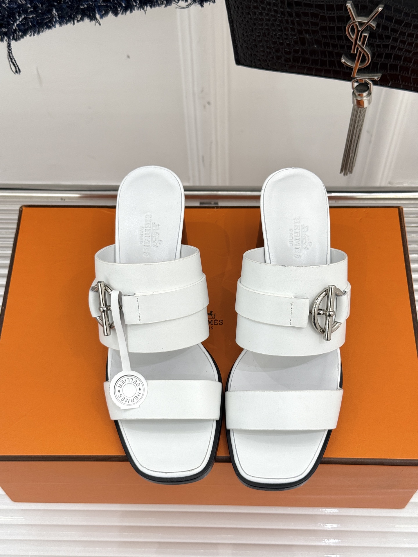 顶版 （配原版飞机盒）
Hermès/爱马仕经典防水台一字带
粗跟高跟拖鞋
极约复古的设计 浓厚的异域风