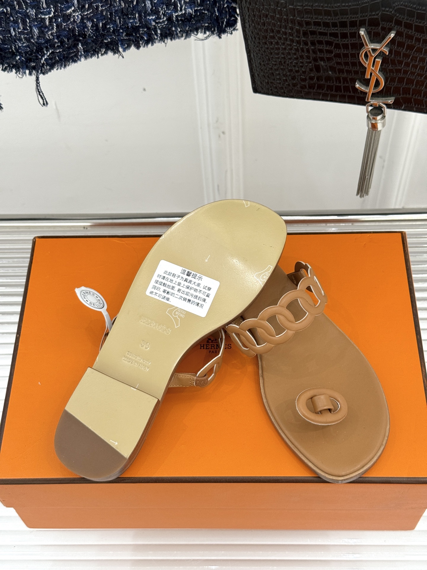 顶版 （配原版飞机盒）
Hermès/爱马仕经典镂空猪鼻子夹脚拖鞋
标志性的猪鼻子镂空设计俏皮吸睛
在简