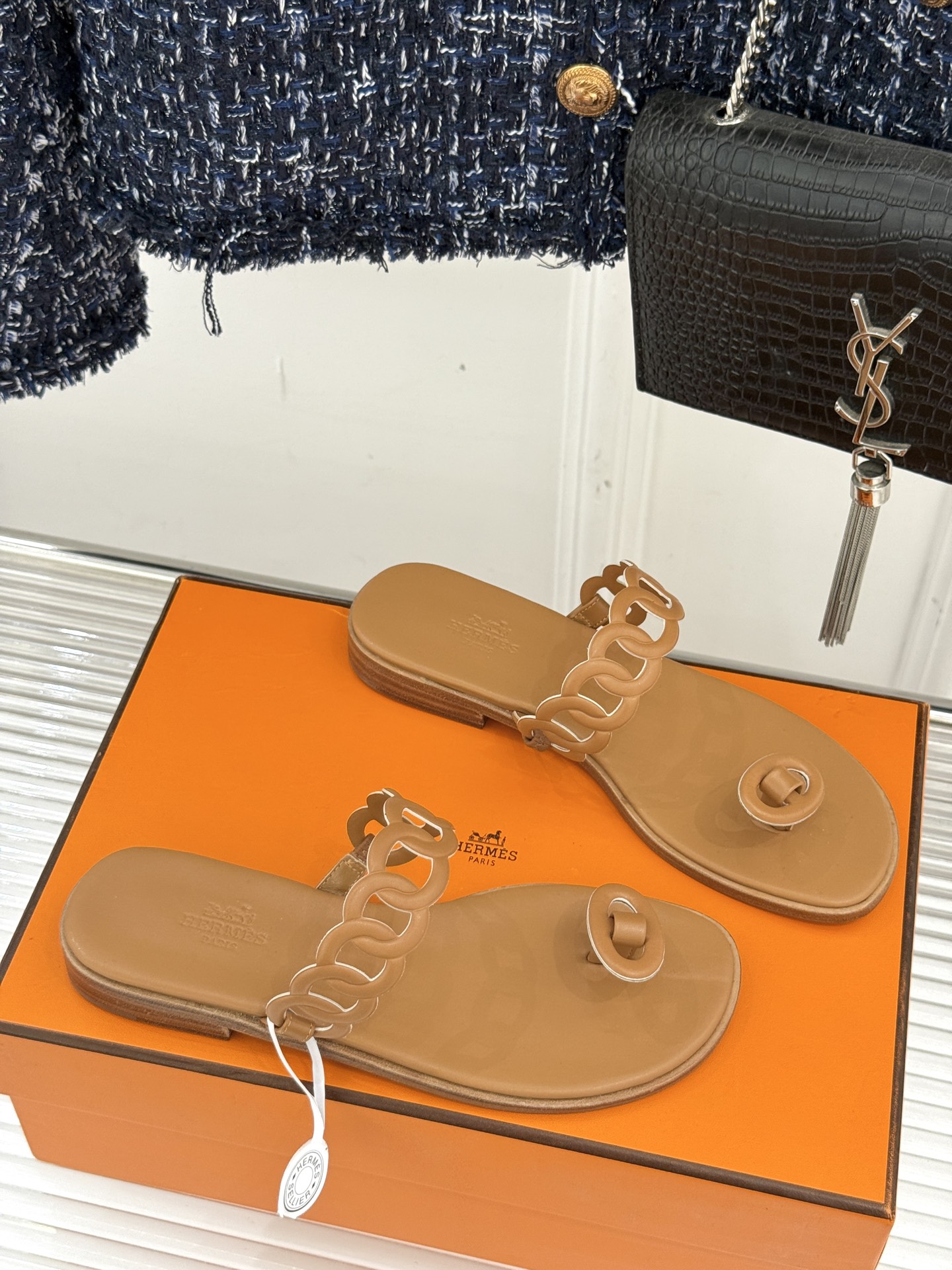 顶版 （配原版飞机盒）
Hermès/爱马仕经典镂空猪鼻子夹脚拖鞋
标志性的猪鼻子镂空设计俏皮吸睛
在简