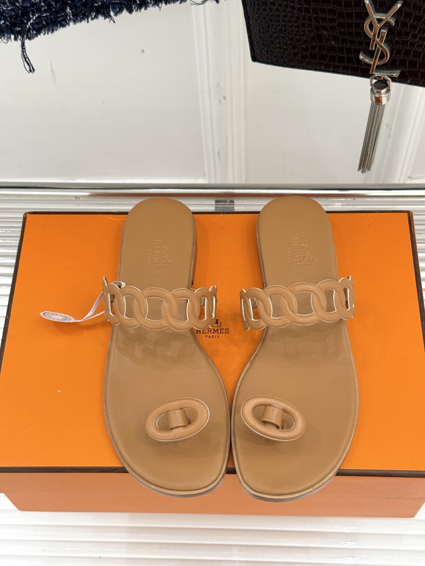 顶版 （配原版飞机盒）
Hermès/爱马仕经典镂空猪鼻子夹脚拖鞋
标志性的猪鼻子镂空设计俏皮吸睛
在简