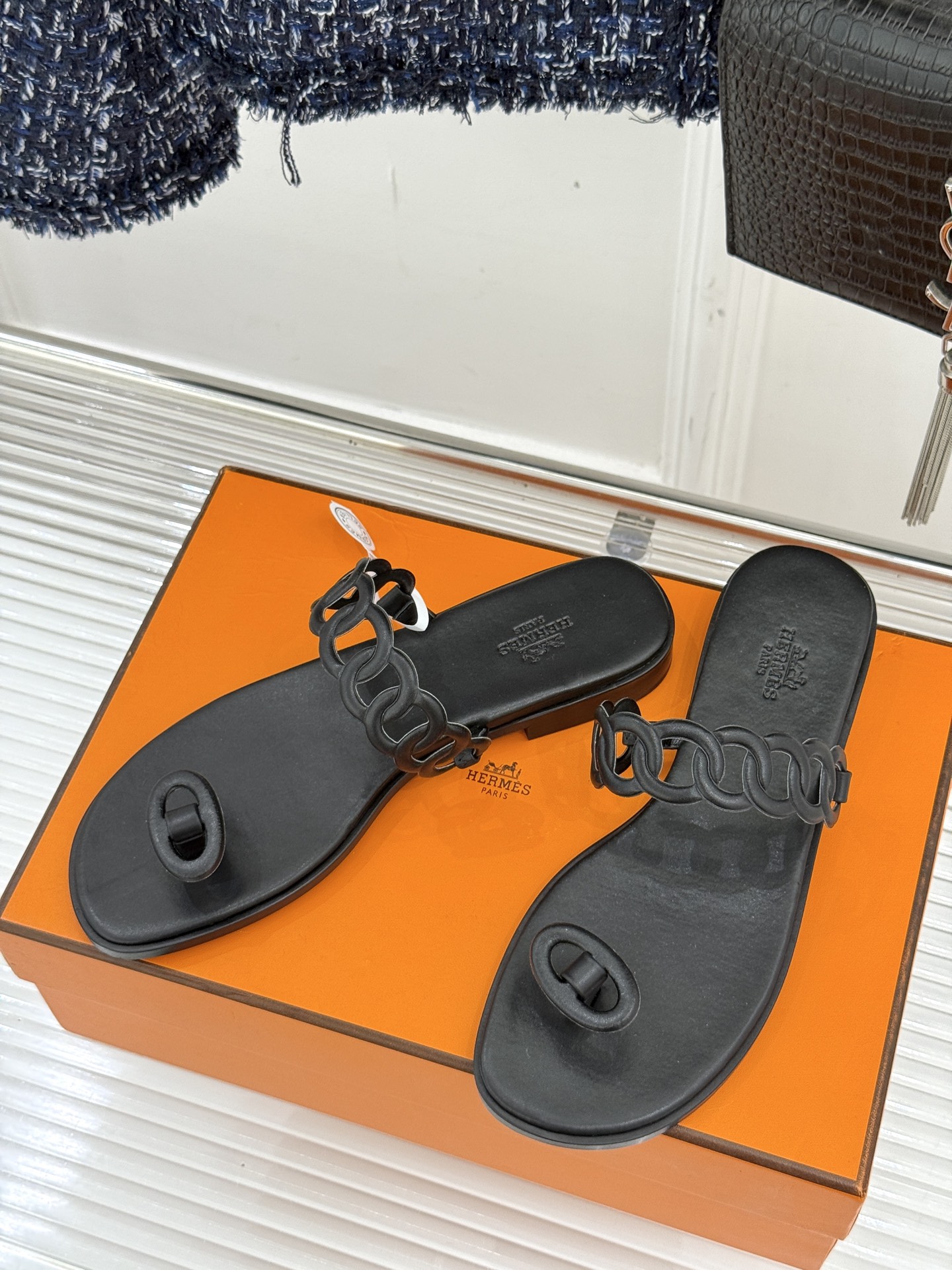 顶版 （配原版飞机盒）
Hermès/爱马仕经典镂空猪鼻子夹脚拖鞋
标志性的猪鼻子镂空设计俏皮吸睛
在简