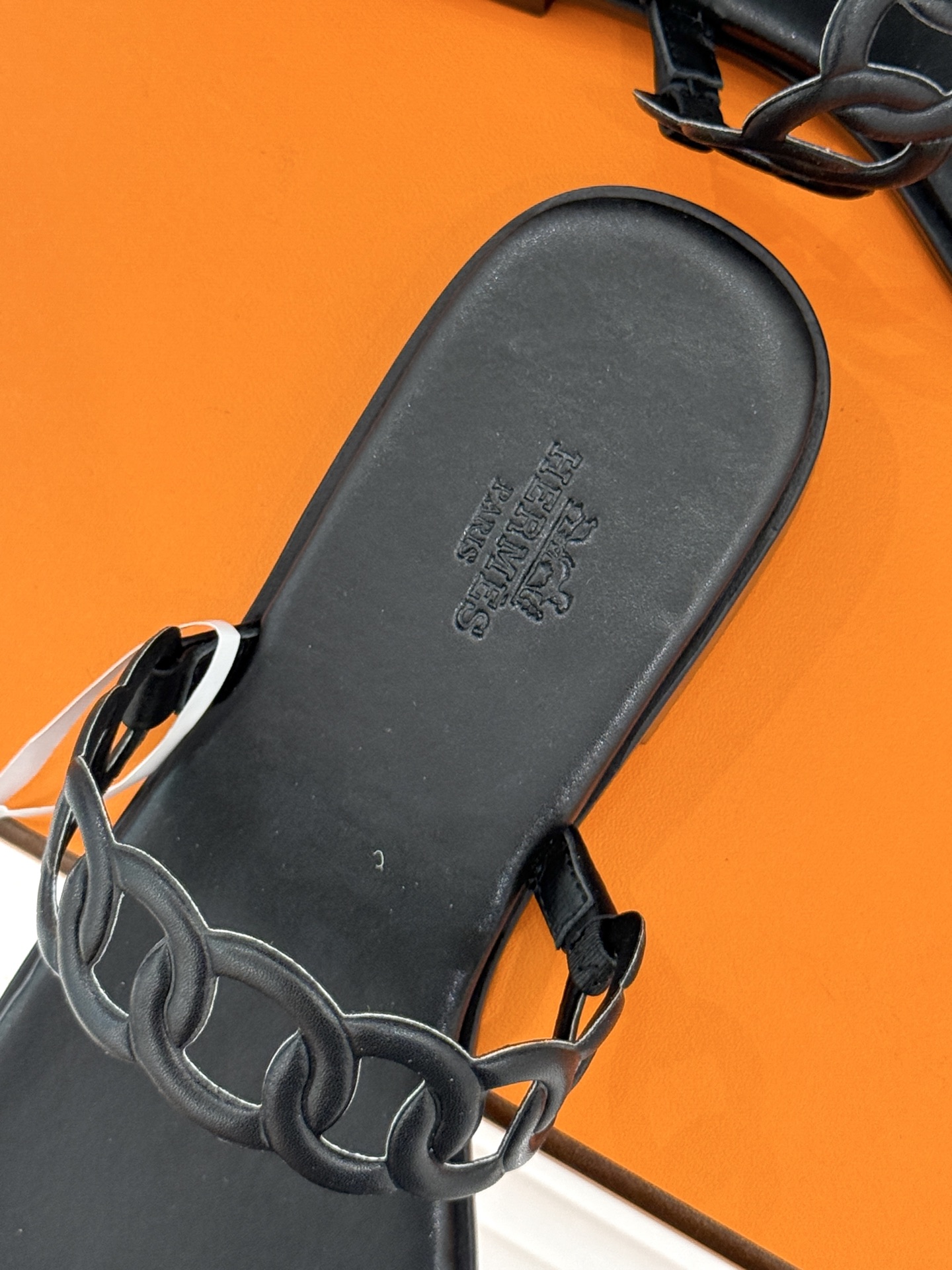 顶版 （配原版飞机盒）
Hermès/爱马仕经典镂空猪鼻子夹脚拖鞋
标志性的猪鼻子镂空设计俏皮吸睛
在简