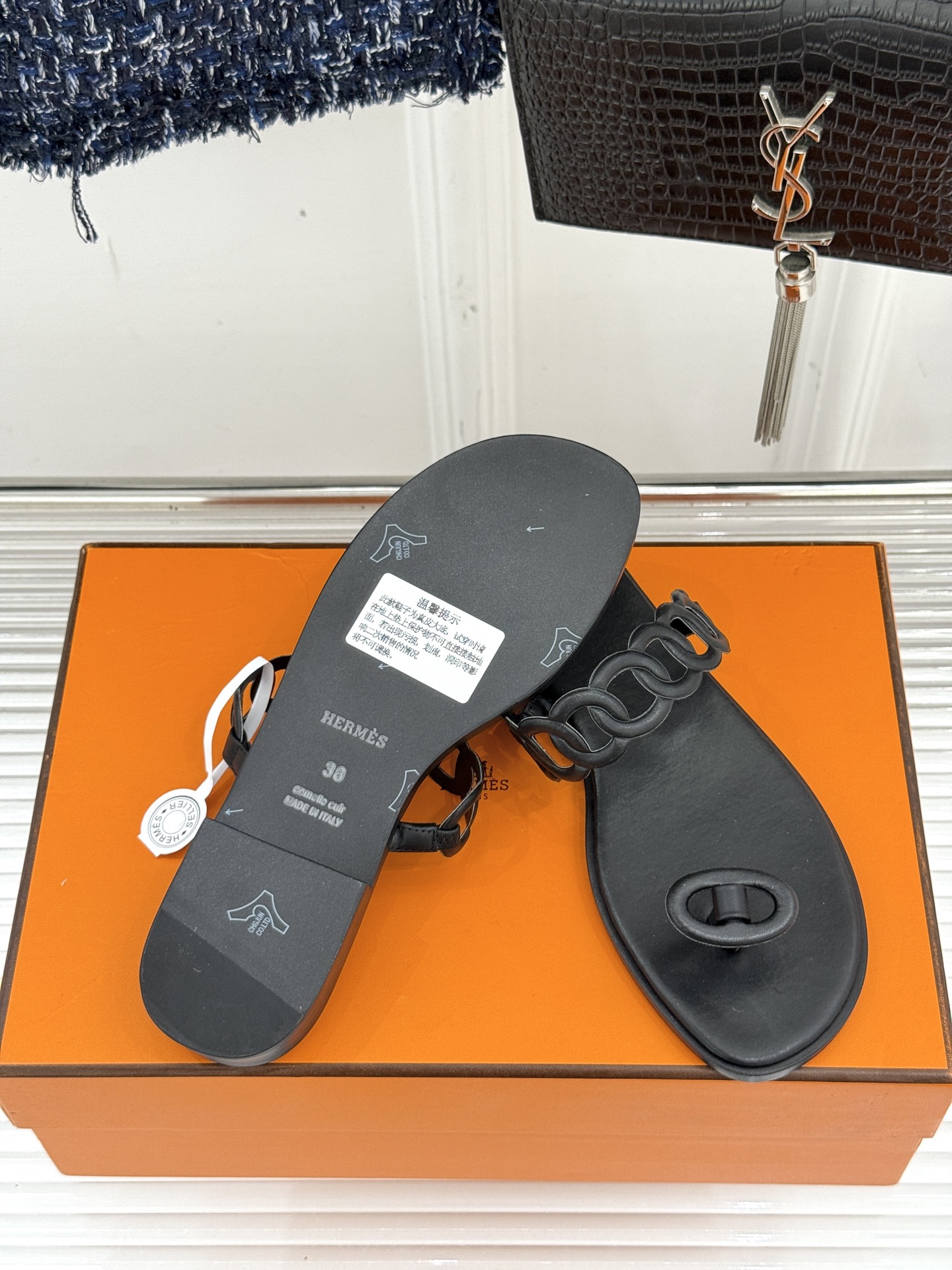 顶版 （配原版飞机盒）
Hermès/爱马仕经典镂空猪鼻子夹脚拖鞋
标志性的猪鼻子镂空设计俏皮吸睛
在简