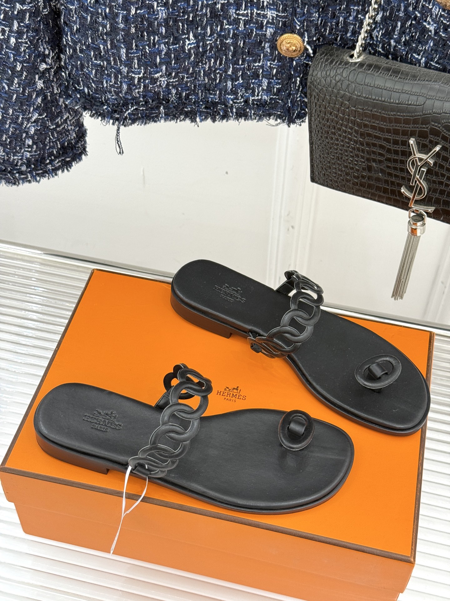 顶版 （配原版飞机盒）
Hermès/爱马仕经典镂空猪鼻子夹脚拖鞋
标志性的猪鼻子镂空设计俏皮吸睛
在简