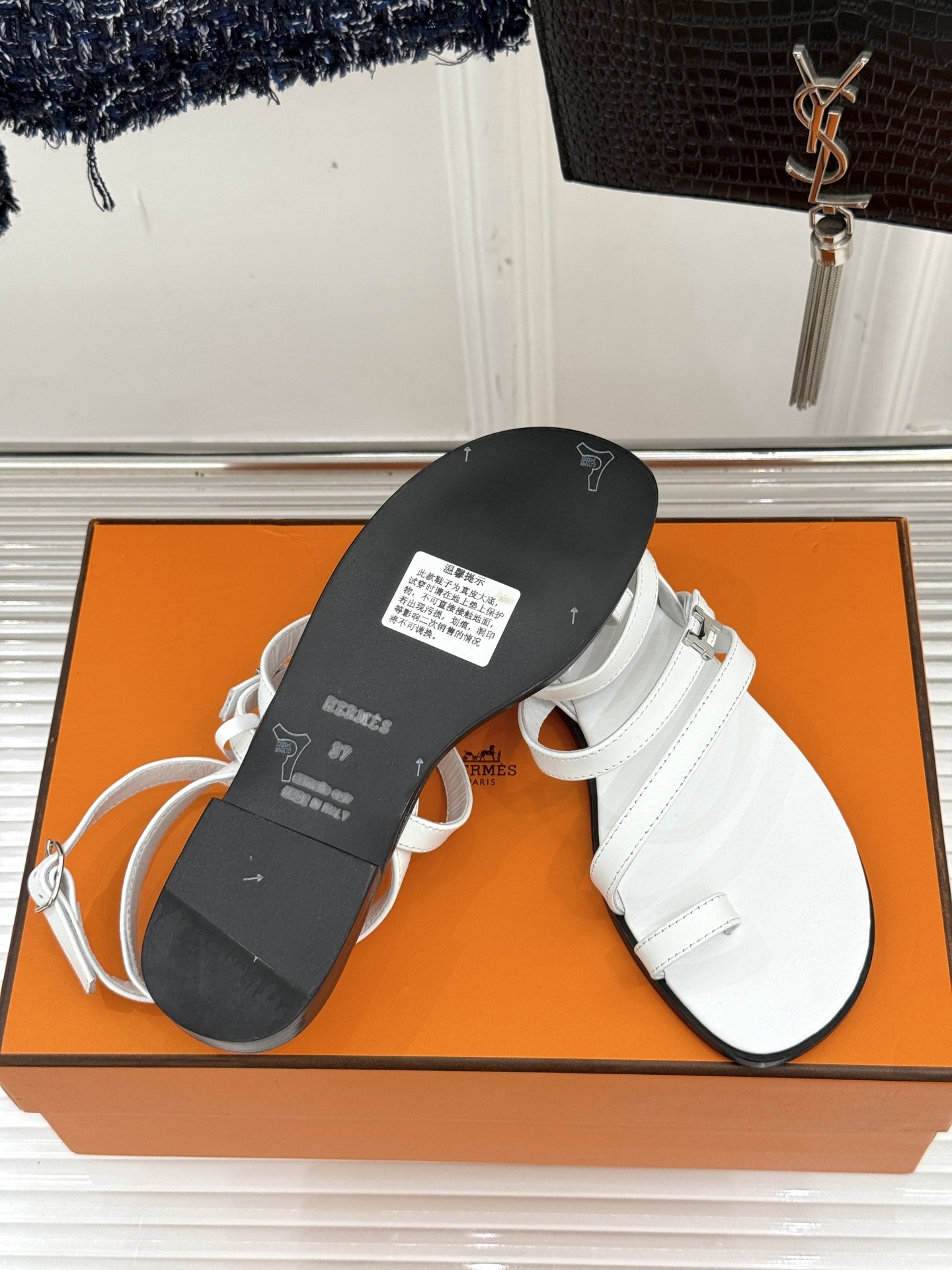 顶版
Hermès/爱马仕经典H扣细带夹脚凉鞋
标志性的“H”元素,以精妙的剪裁呈现
线条简约流畅 极