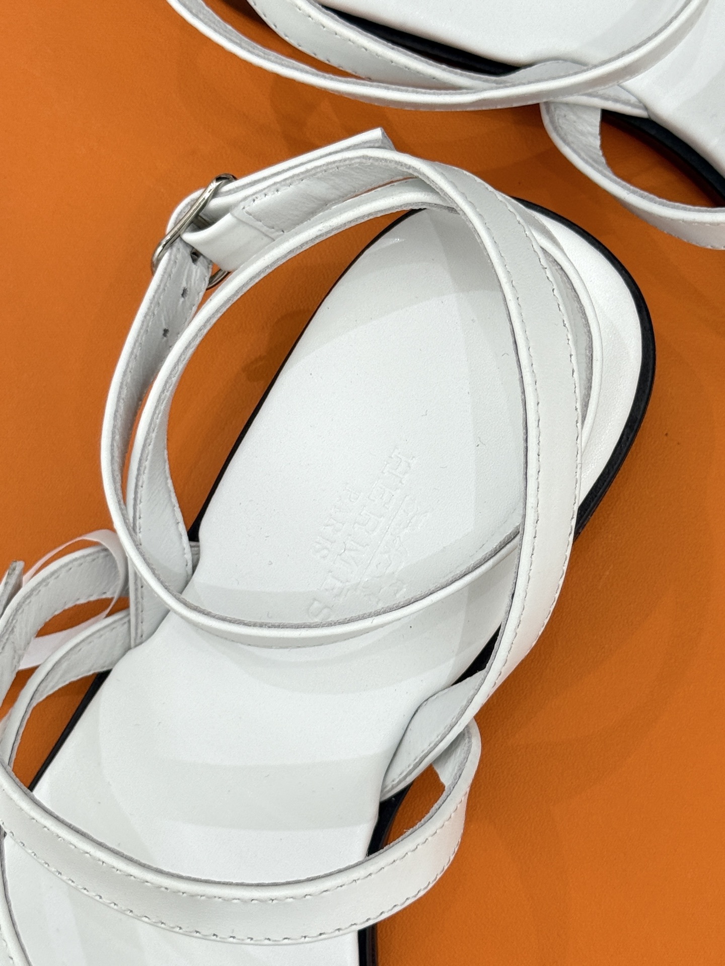 顶版
Hermès/爱马仕经典H扣细带夹脚凉鞋
标志性的“H”元素,以精妙的剪裁呈现
线条简约流畅 极