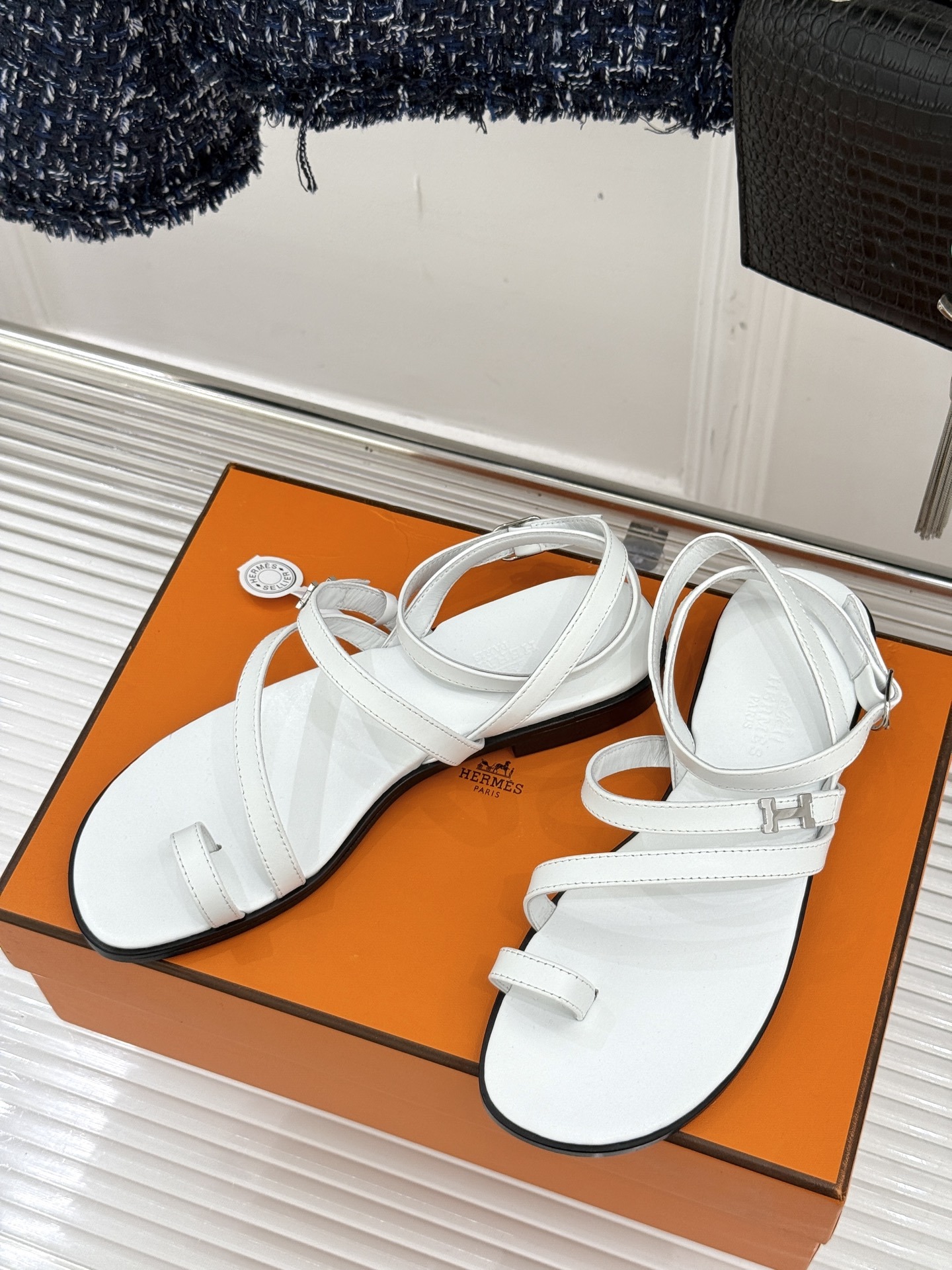 顶版
Hermès/爱马仕经典H扣细带夹脚凉鞋
标志性的“H”元素,以精妙的剪裁呈现
线条简约流畅 极