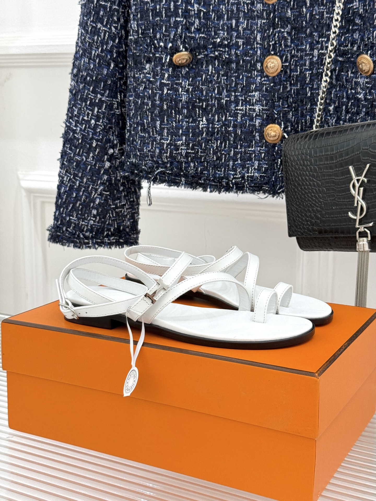 顶版
Hermès/爱马仕经典H扣细带夹脚凉鞋
标志性的“H”元素,以精妙的剪裁呈现
线条简约流畅 极