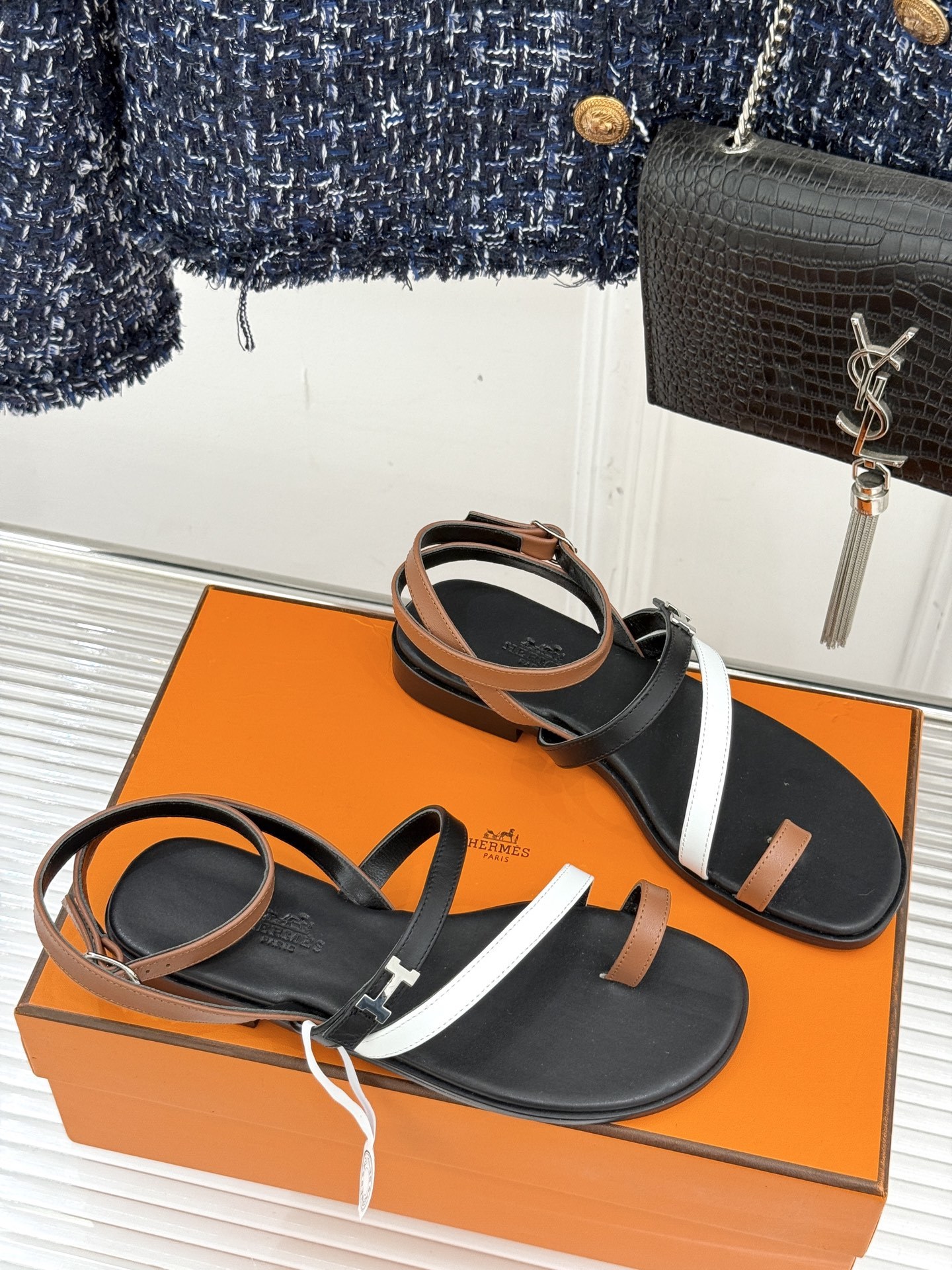 顶版
Hermès/爱马仕经典H扣细带夹脚凉鞋
标志性的“H”元素,以精妙的剪裁呈现
线条简约流畅 极