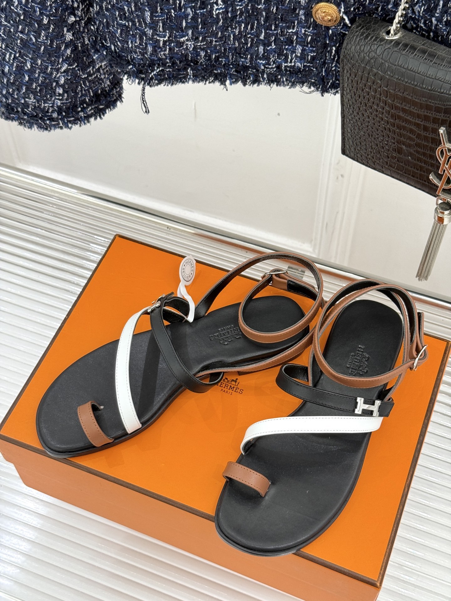 顶版
Hermès/爱马仕经典H扣细带夹脚凉鞋
标志性的“H”元素,以精妙的剪裁呈现
线条简约流畅 极
