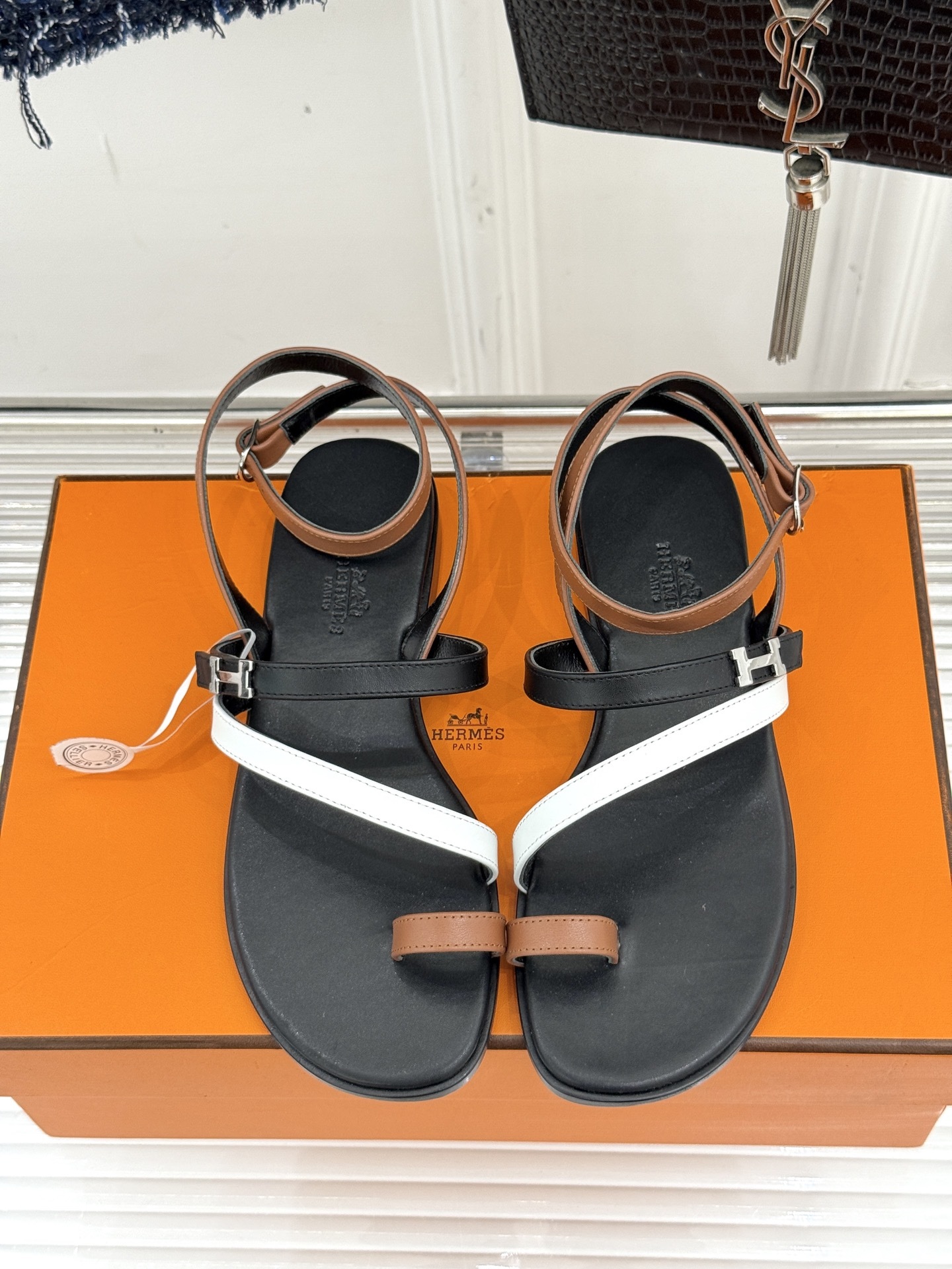 顶版
Hermès/爱马仕经典H扣细带夹脚凉鞋
标志性的“H”元素,以精妙的剪裁呈现
线条简约流畅 极