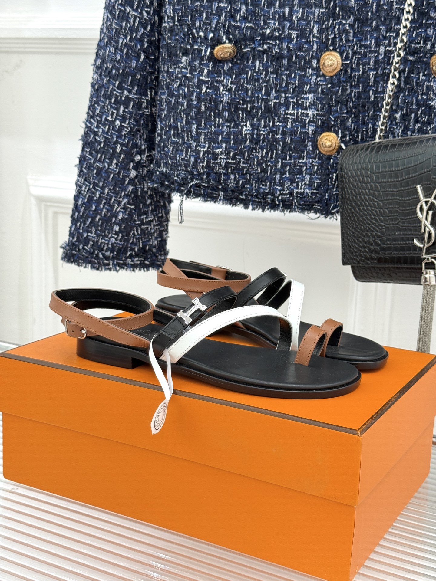顶版
Hermès/爱马仕经典H扣细带夹脚凉鞋
标志性的“H”元素,以精妙的剪裁呈现
线条简约流畅 极