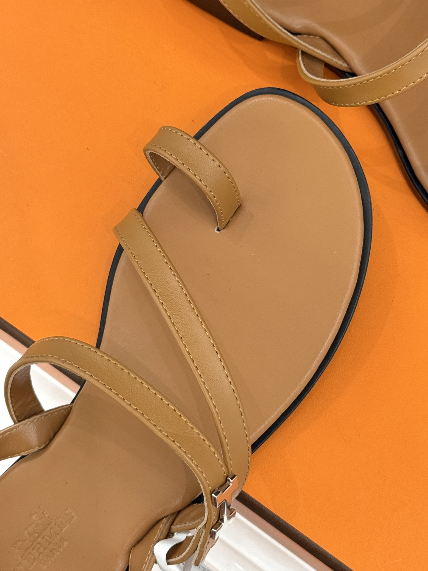 顶版
Hermès/爱马仕经典H扣细带夹脚凉鞋
标志性的“H”元素,以精妙的剪裁呈现
线条简约流畅 极