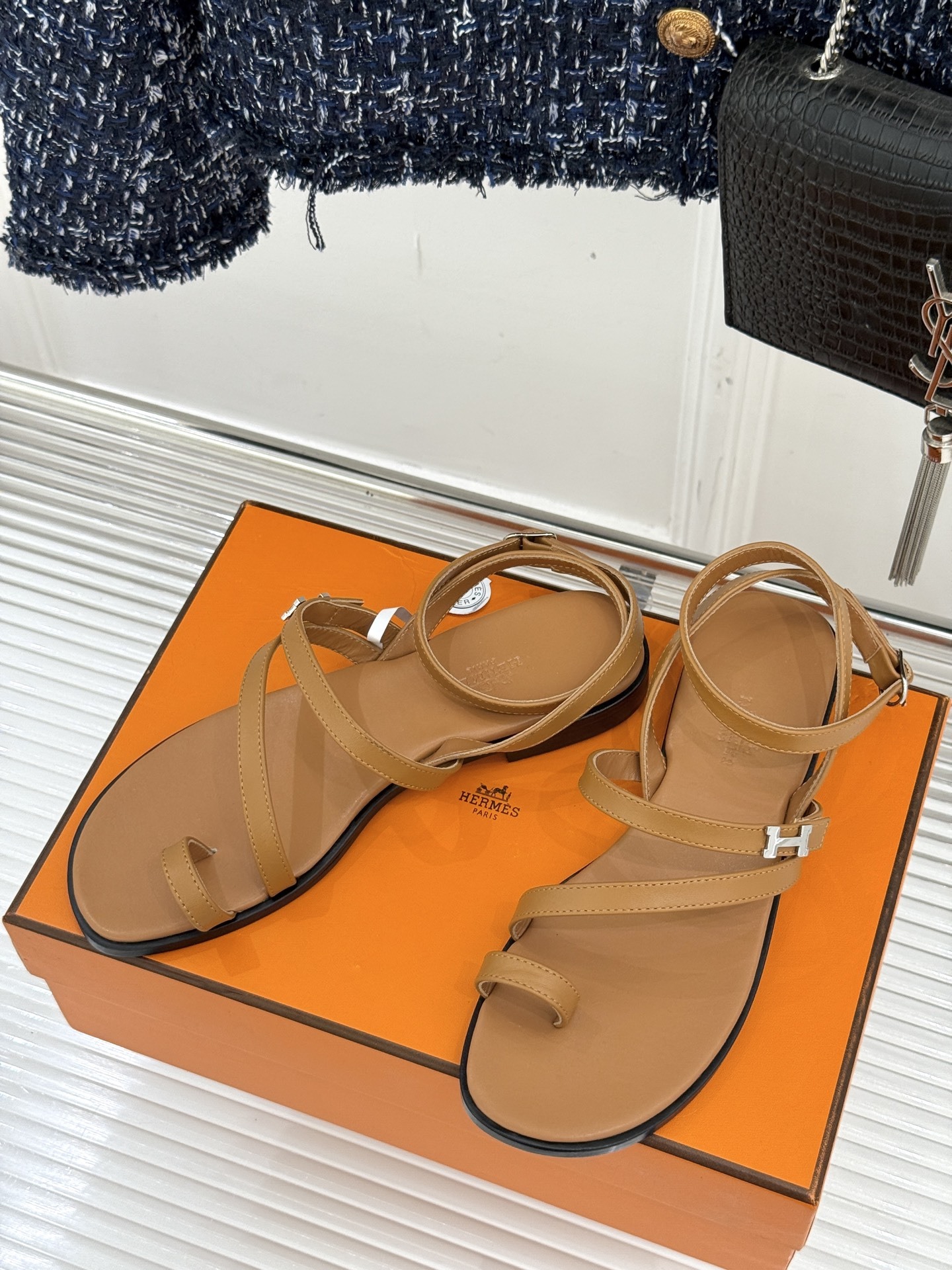 顶版
Hermès/爱马仕经典H扣细带夹脚凉鞋
标志性的“H”元素,以精妙的剪裁呈现
线条简约流畅 极