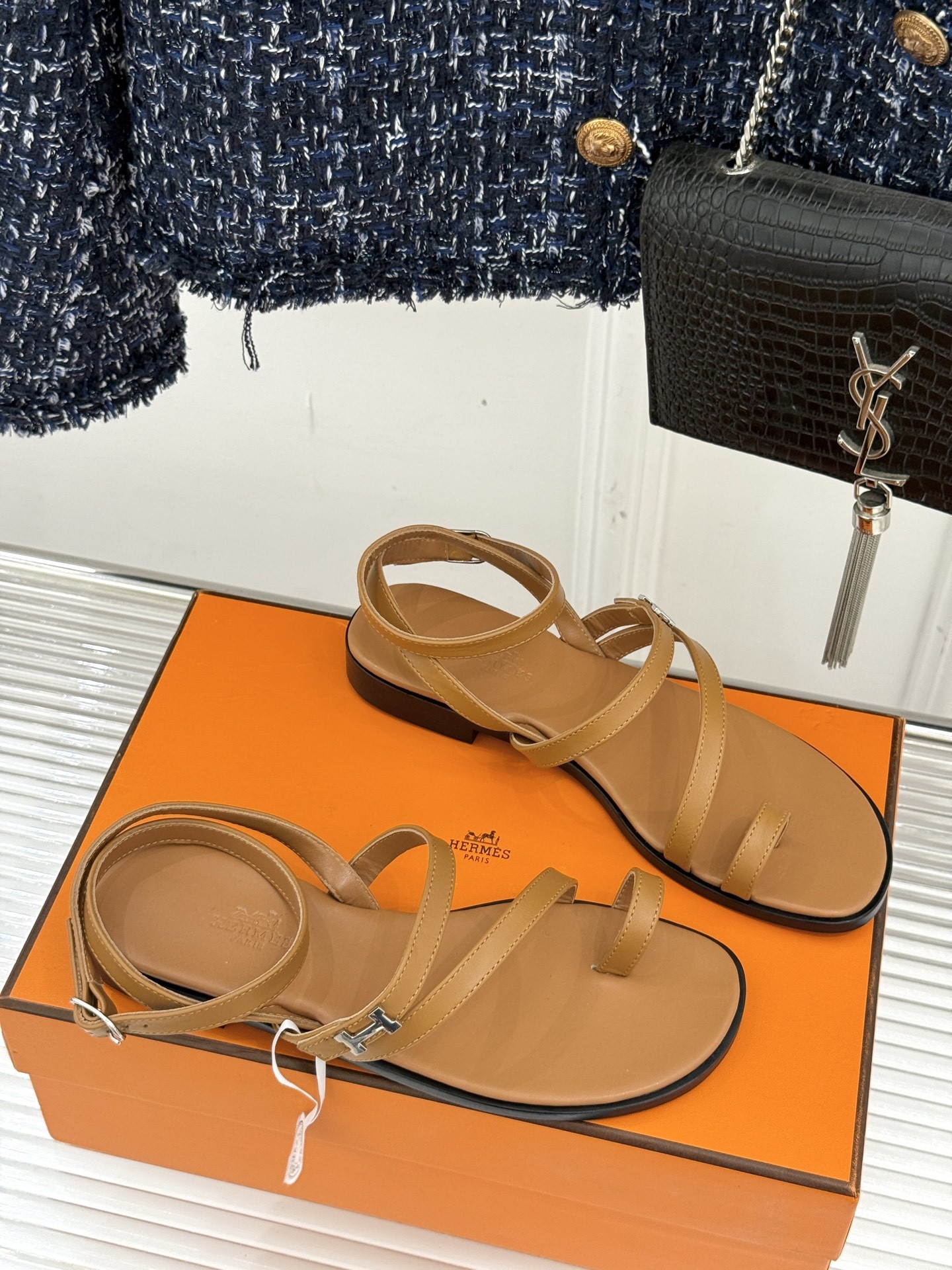 顶版
Hermès/爱马仕经典H扣细带夹脚凉鞋
标志性的“H”元素,以精妙的剪裁呈现
线条简约流畅 极