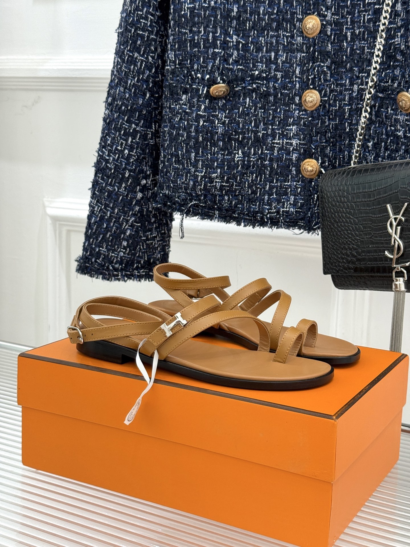顶版
Hermès/爱马仕经典H扣细带夹脚凉鞋
标志性的“H”元素,以精妙的剪裁呈现
线条简约流畅 极