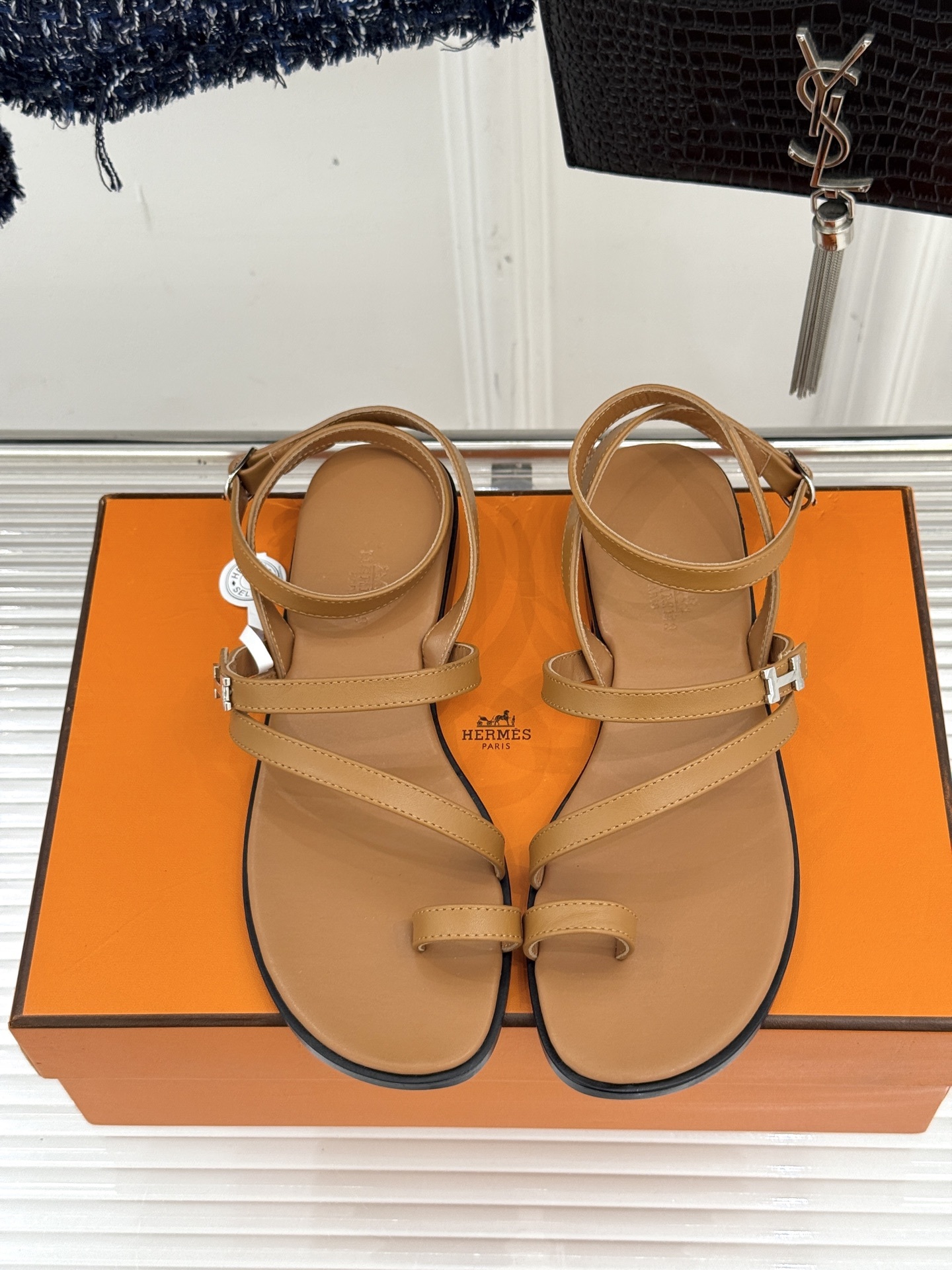 顶版
Hermès/爱马仕经典H扣细带夹脚凉鞋
标志性的“H”元素,以精妙的剪裁呈现
线条简约流畅 极