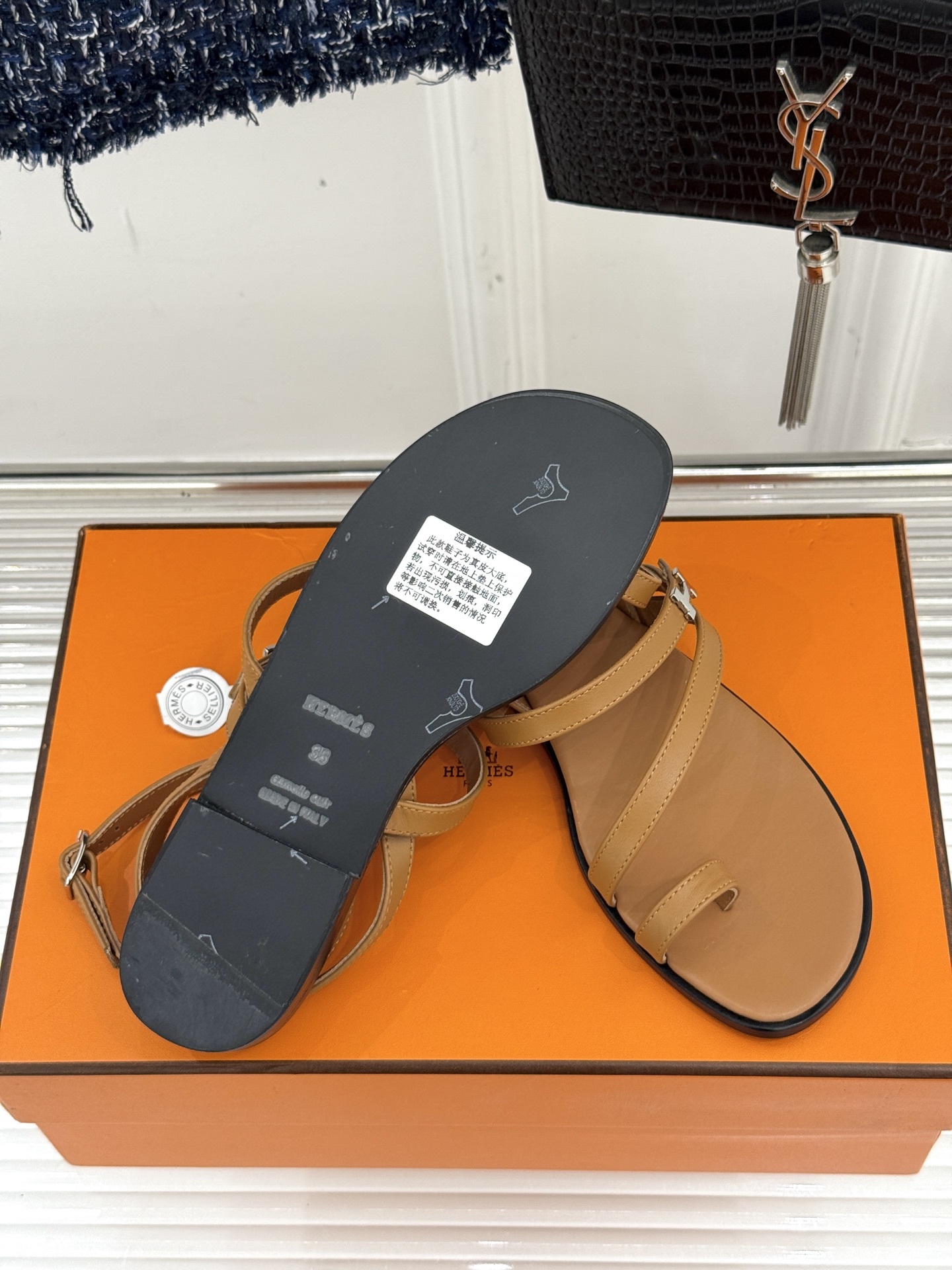 顶版
Hermès/爱马仕经典H扣细带夹脚凉鞋
标志性的“H”元素,以精妙的剪裁呈现
线条简约流畅 极