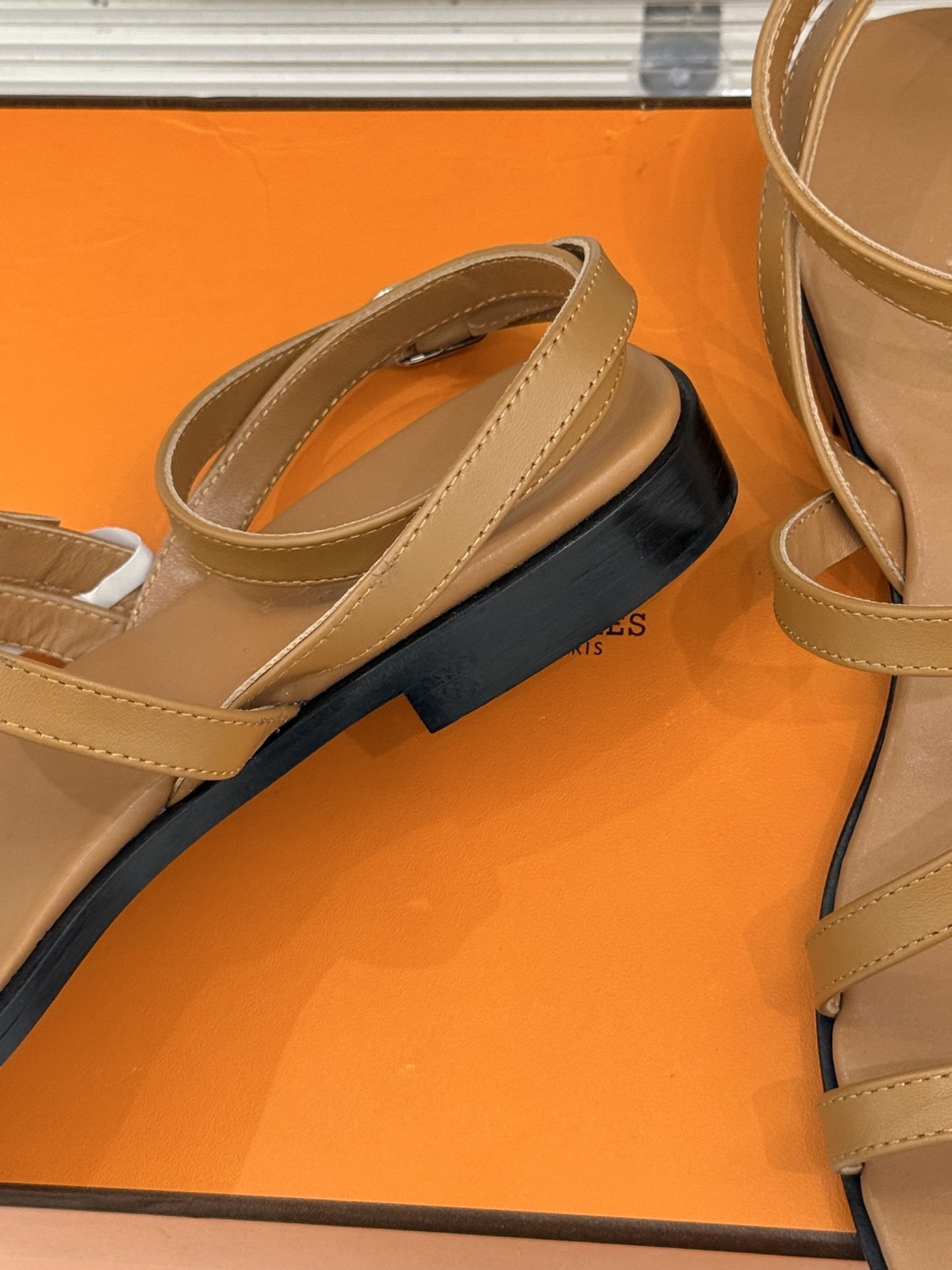 顶版
Hermès/爱马仕经典H扣细带夹脚凉鞋
标志性的“H”元素,以精妙的剪裁呈现
线条简约流畅 极