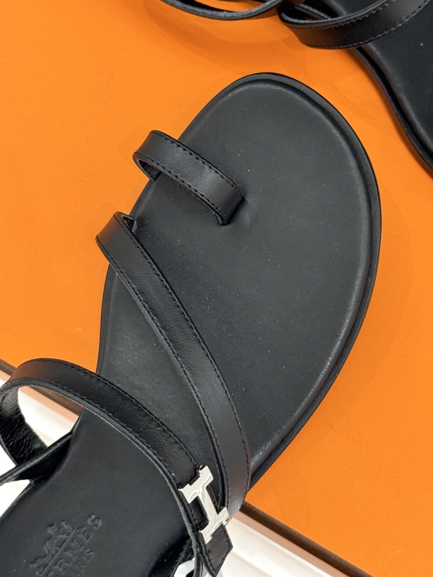 顶版
Hermès/爱马仕经典H扣细带夹脚凉鞋
标志性的“H”元素,以精妙的剪裁呈现
线条简约流畅 极