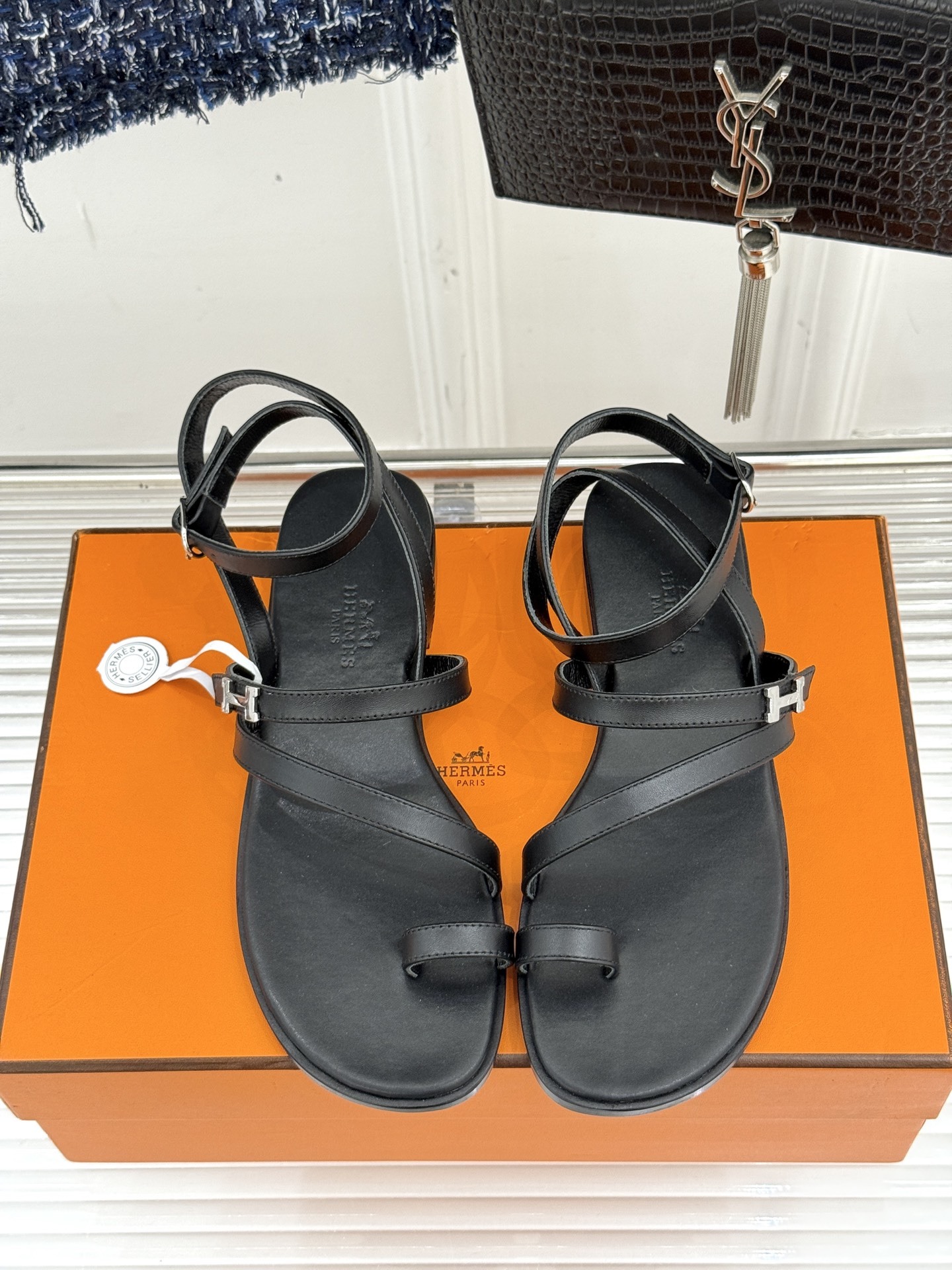 顶版
Hermès/爱马仕经典H扣细带夹脚凉鞋
标志性的“H”元素,以精妙的剪裁呈现
线条简约流畅 极