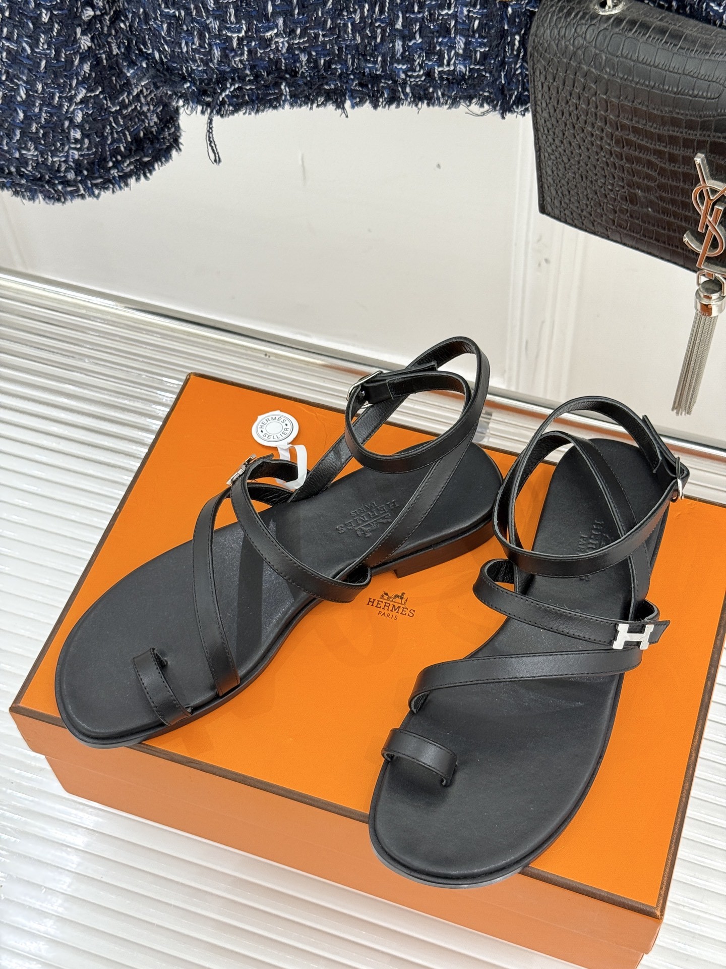 顶版
Hermès/爱马仕经典H扣细带夹脚凉鞋
标志性的“H”元素,以精妙的剪裁呈现
线条简约流畅 极