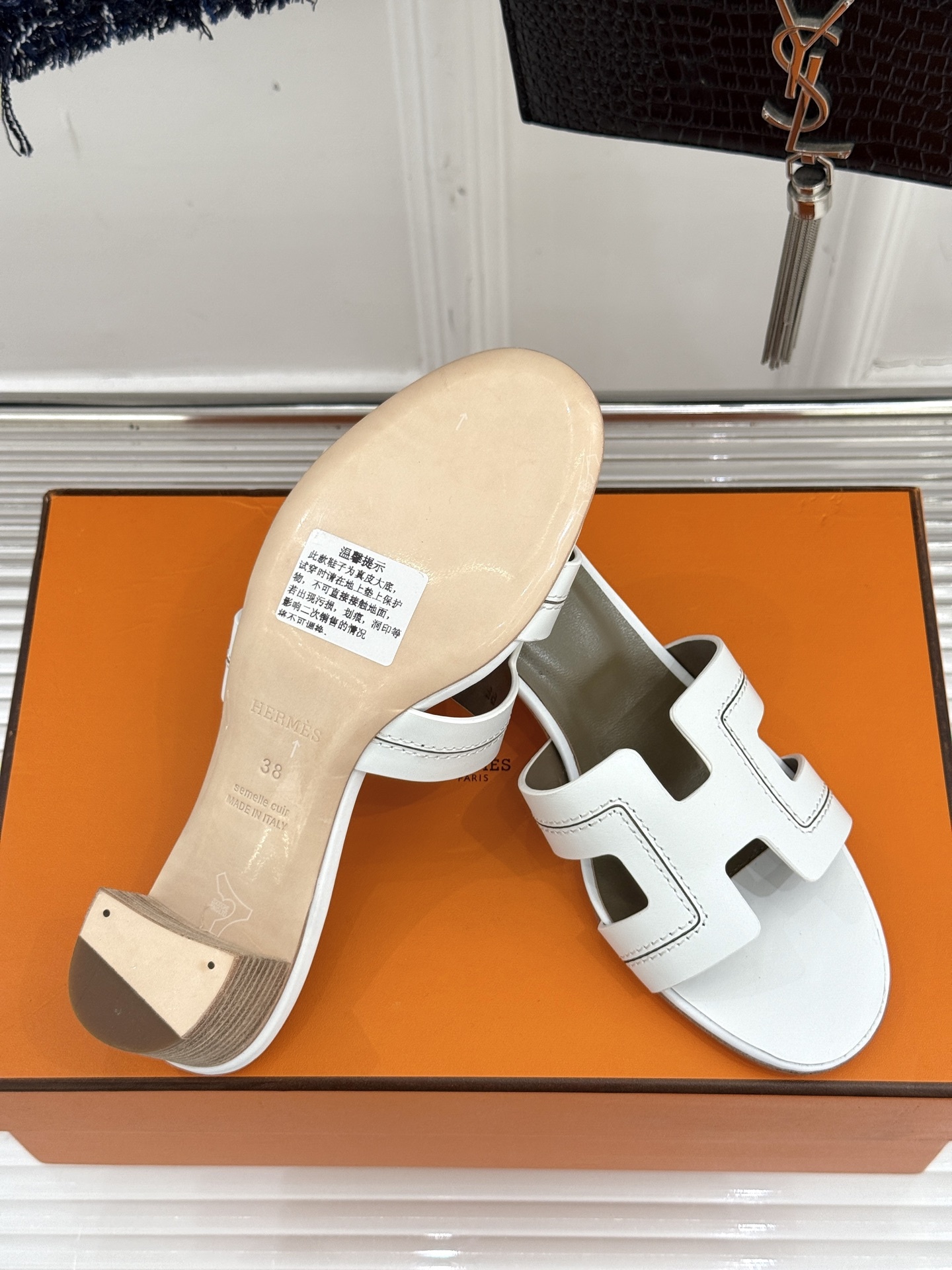 顶版(配原版飞机盒)
Hermès/爱马仕万年经典平底粗跟H拖
将简约美学与极致工艺完美融合。
粗跟设计