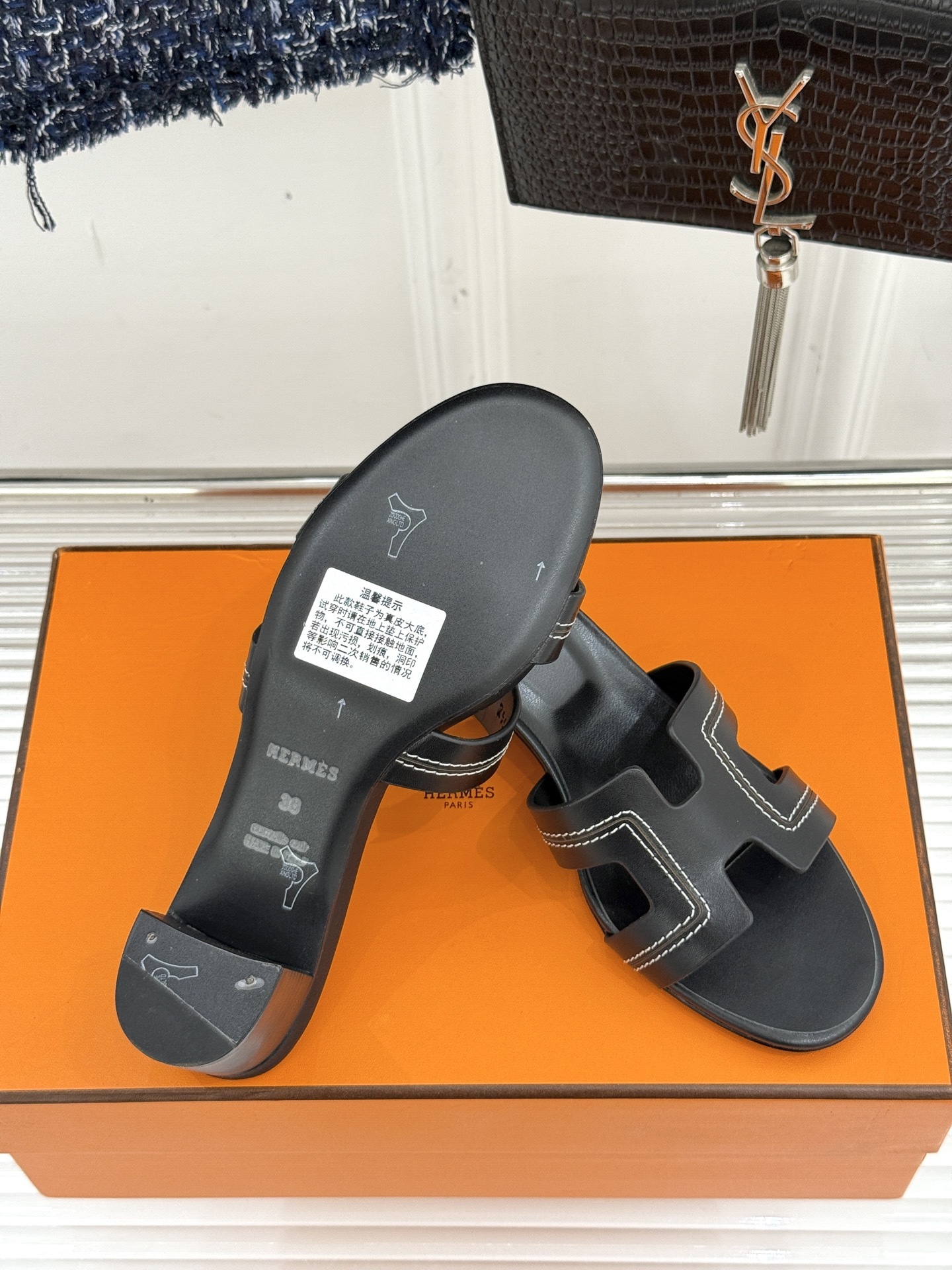 顶版(配原版飞机盒)
Hermès/爱马仕万年经典平底粗跟H拖
将简约美学与极致工艺完美融合。
粗跟设计