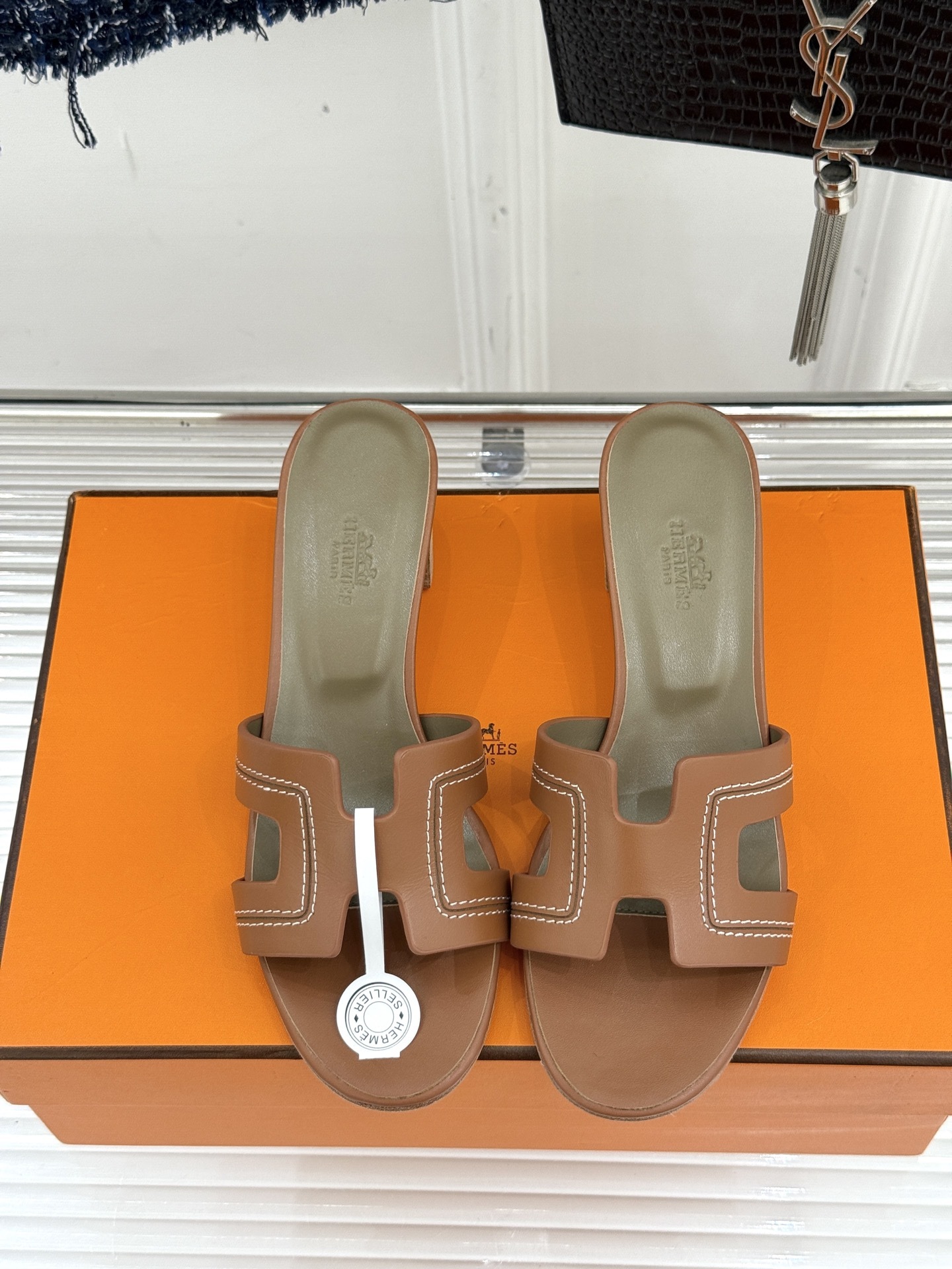 顶版(配原版飞机盒)
Hermès/爱马仕万年经典平底粗跟H拖
将简约美学与极致工艺完美融合。
粗跟设计