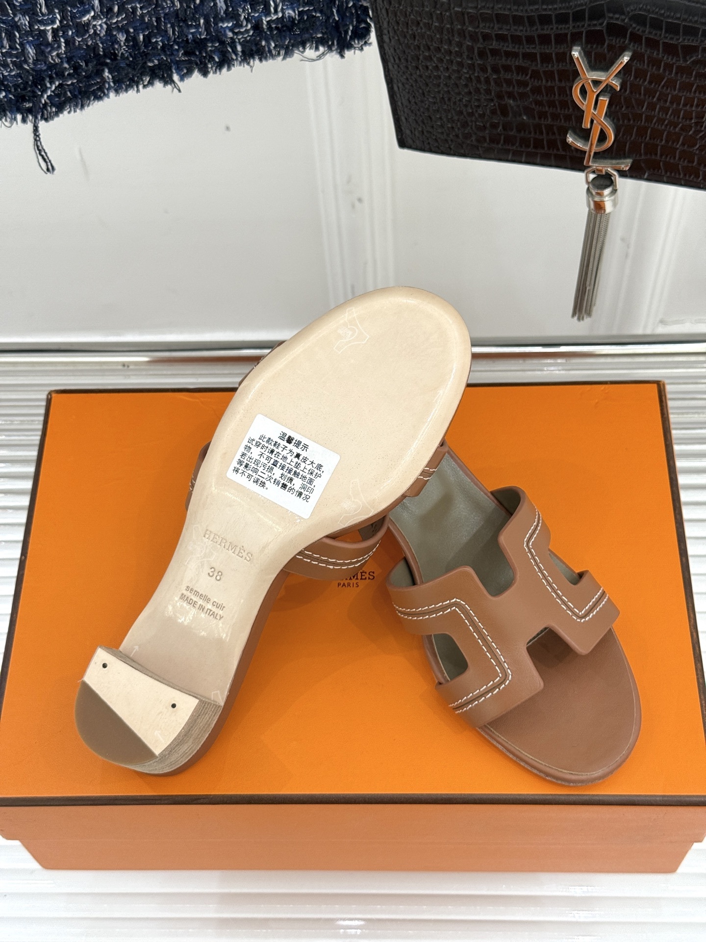 顶版(配原版飞机盒)
Hermès/爱马仕万年经典平底粗跟H拖
将简约美学与极致工艺完美融合。
粗跟设计