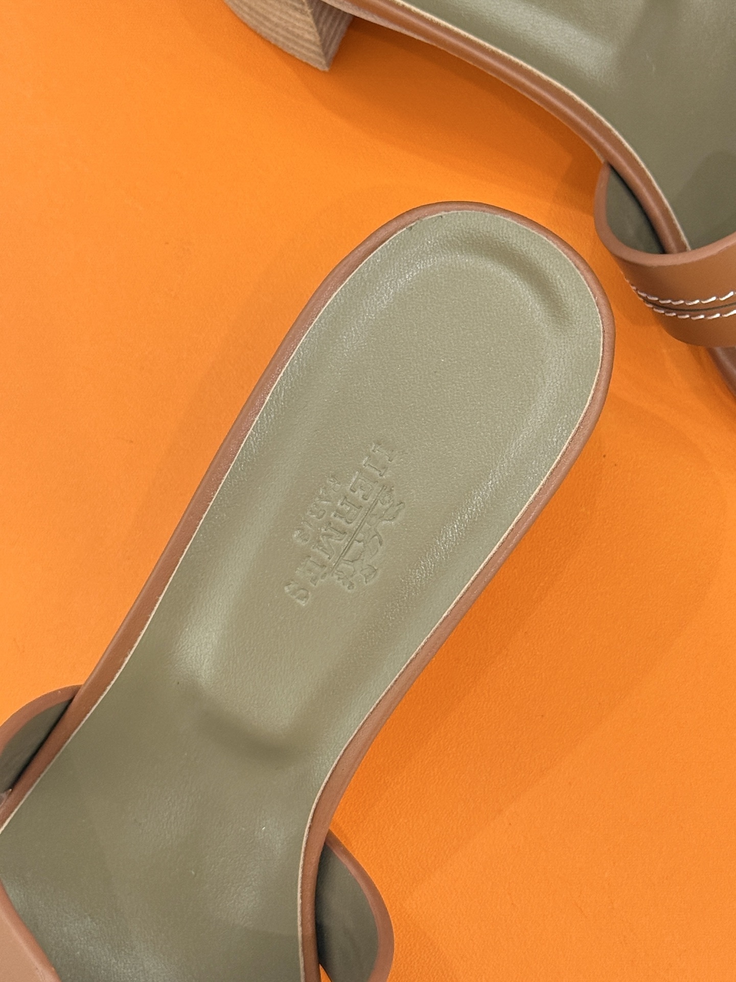 顶版(配原版飞机盒)
Hermès/爱马仕万年经典平底粗跟H拖
将简约美学与极致工艺完美融合。
粗跟设计