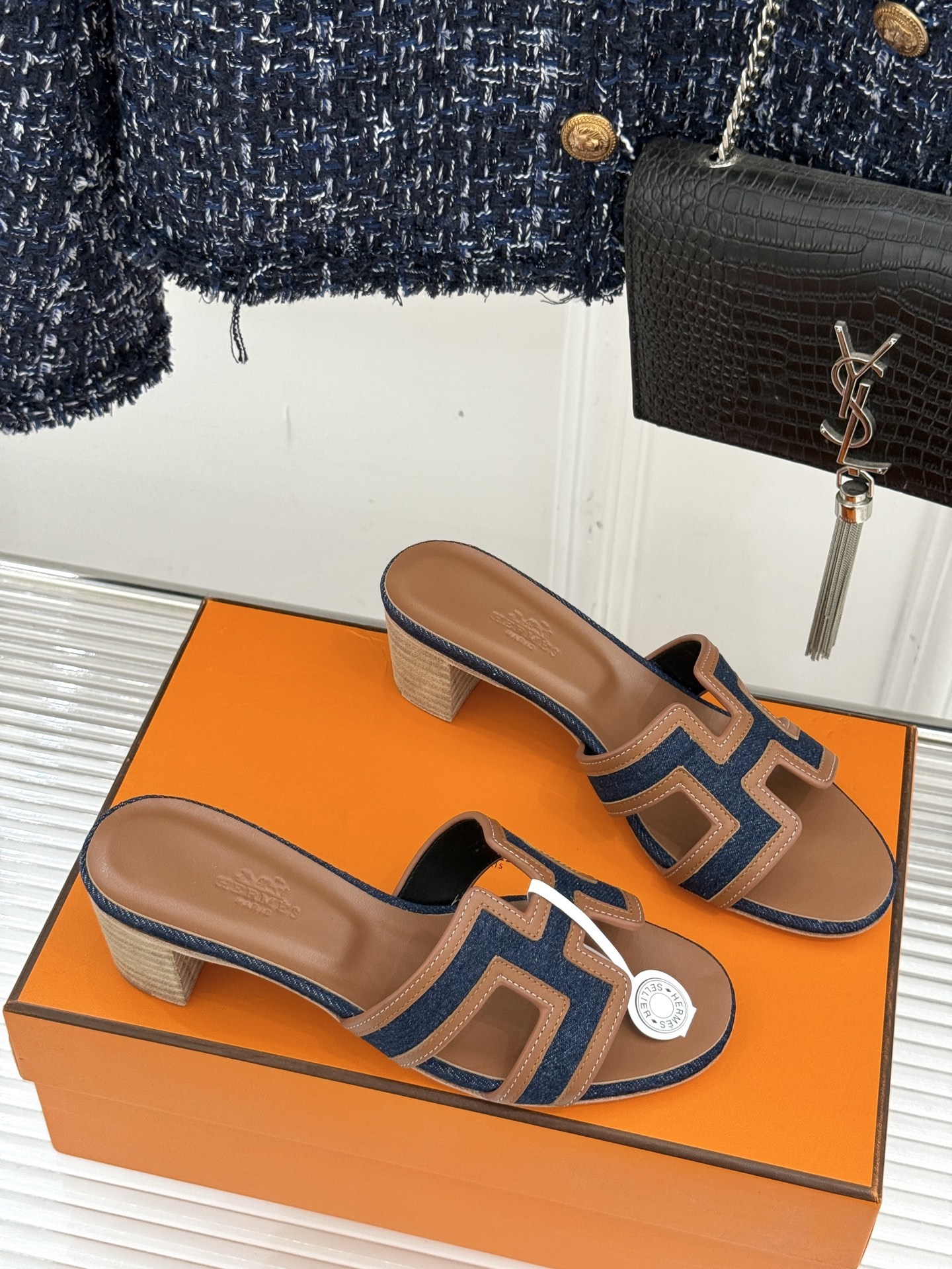 顶版(配原版飞机盒)
Hermès/爱马仕万年经典平底粗跟H拖
将简约美学与极致工艺完美融合。
粗跟设计