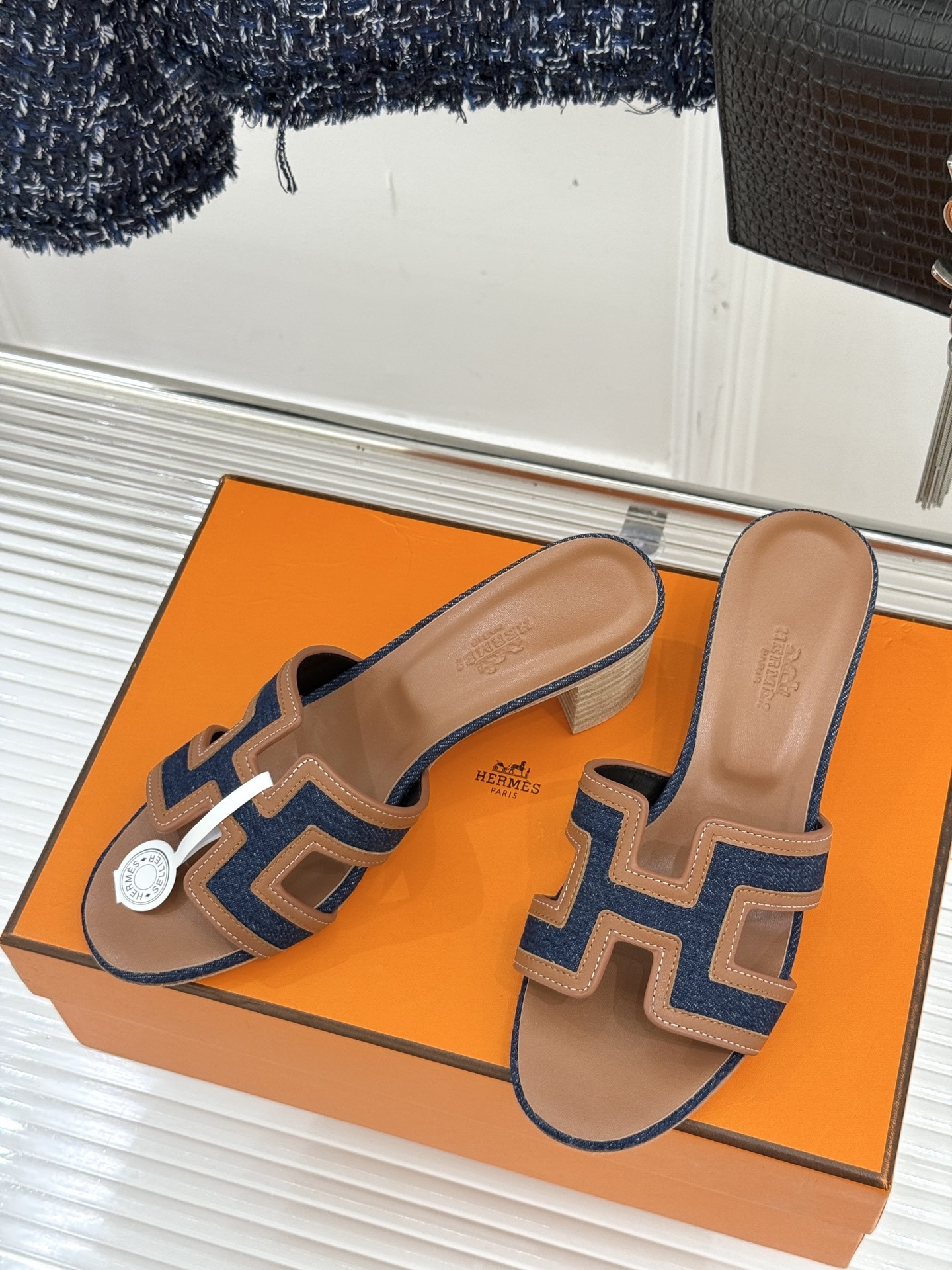 顶版(配原版飞机盒)
Hermès/爱马仕万年经典平底粗跟H拖
将简约美学与极致工艺完美融合。
粗跟设计