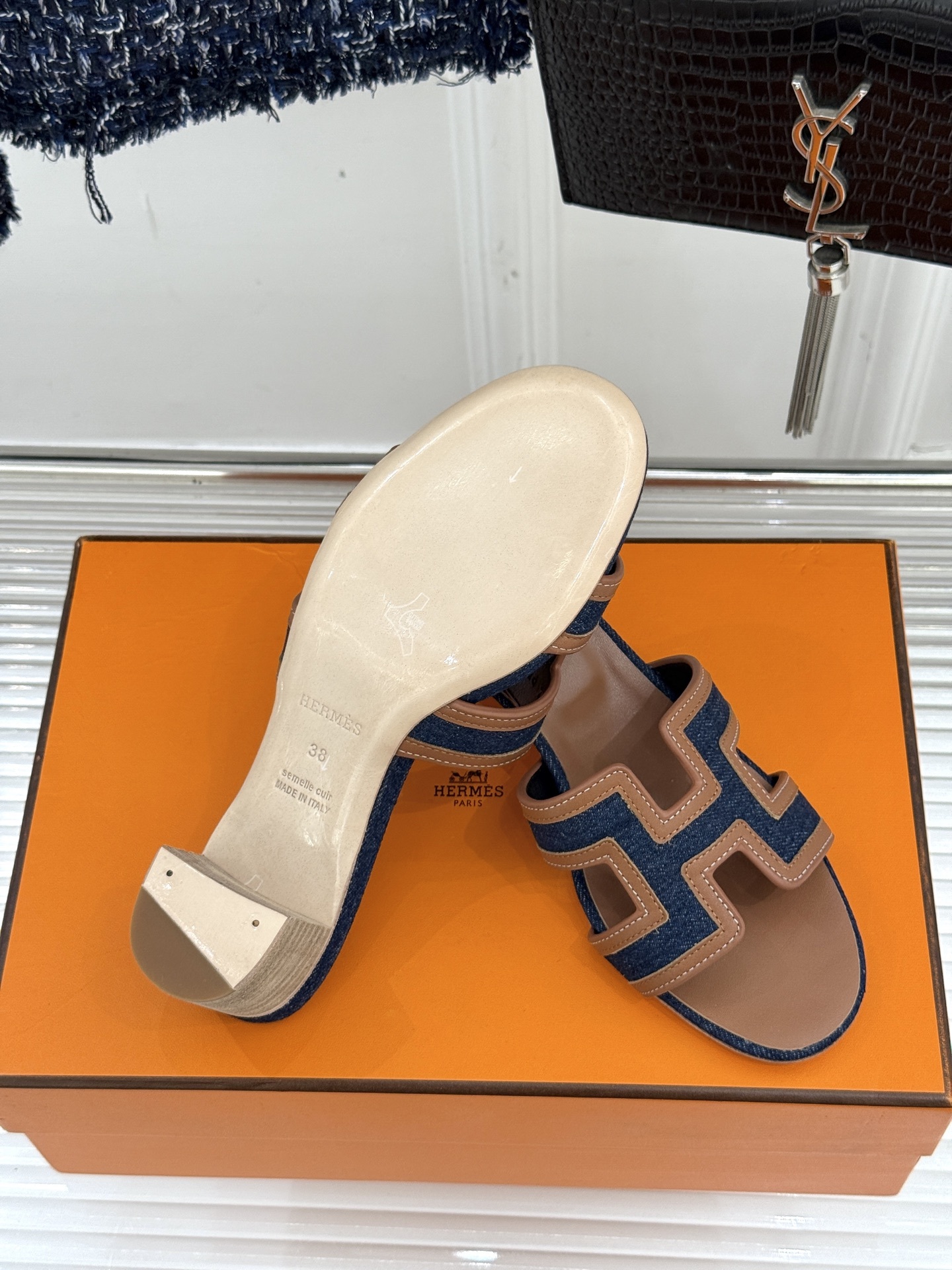 顶版(配原版飞机盒)
Hermès/爱马仕万年经典平底粗跟H拖
将简约美学与极致工艺完美融合。
粗跟设计