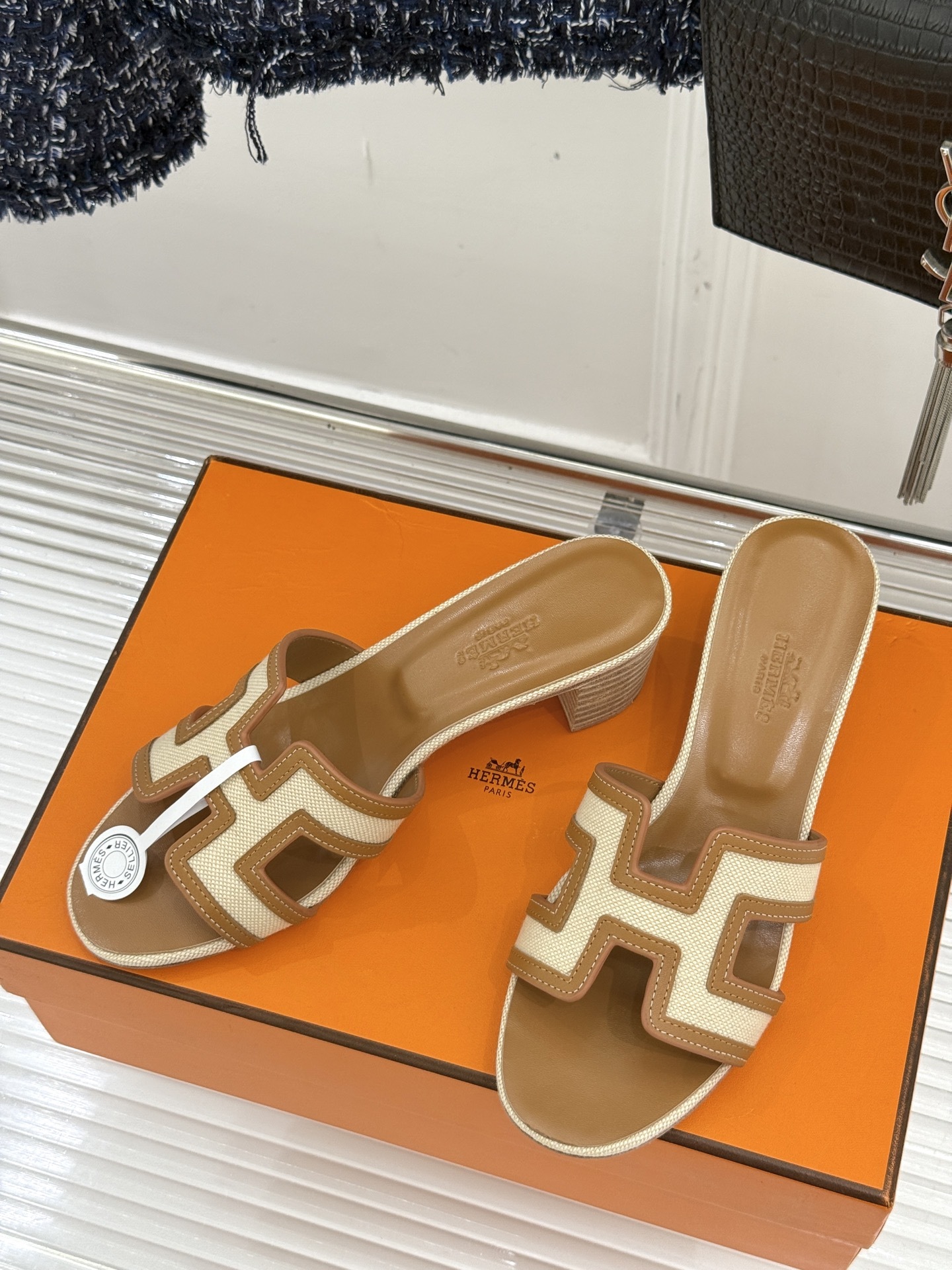 顶版(配原版飞机盒)
Hermès/爱马仕万年经典平底粗跟H拖
将简约美学与极致工艺完美融合。
粗跟设计