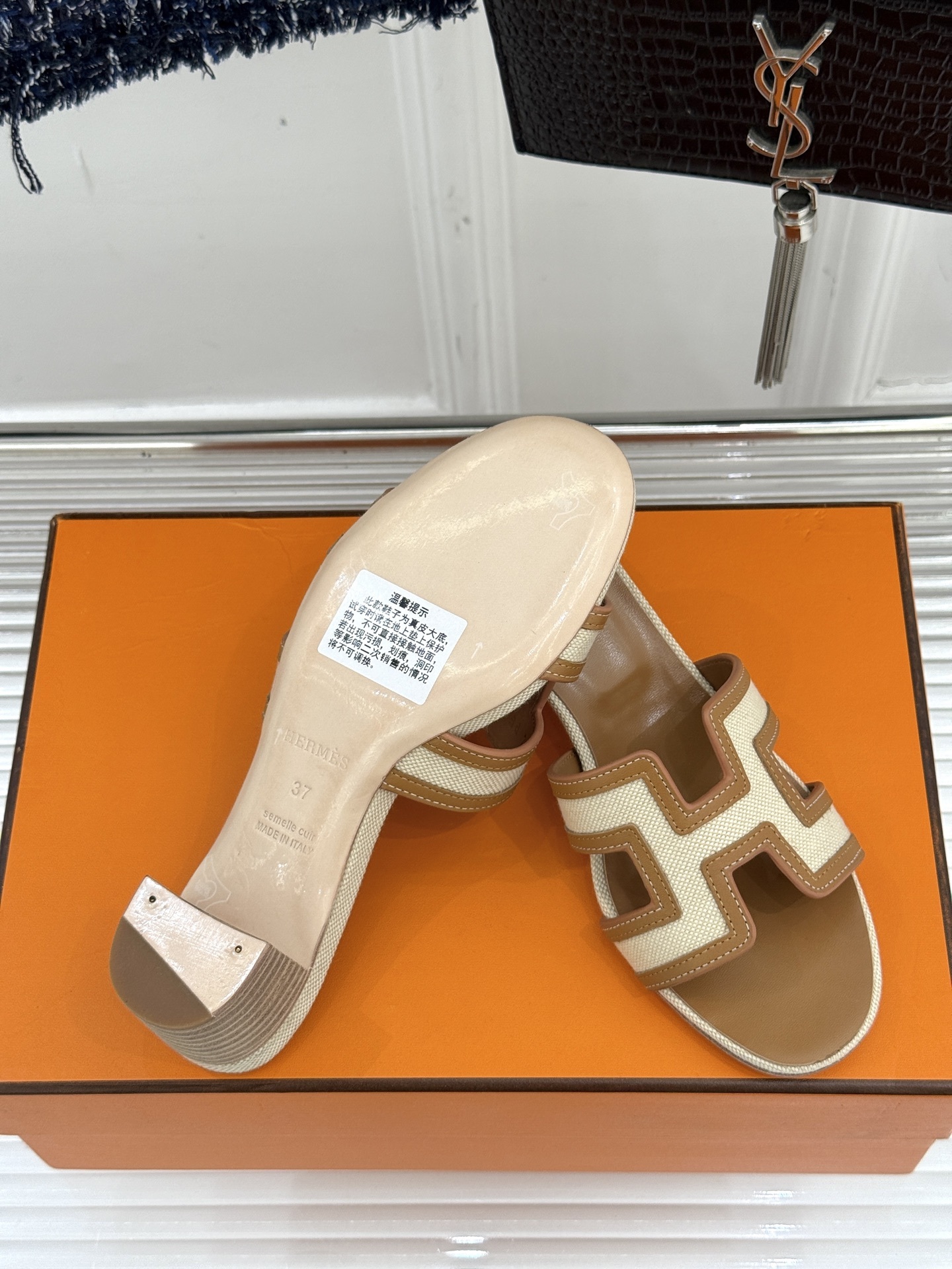 顶版(配原版飞机盒)
Hermès/爱马仕万年经典平底粗跟H拖
将简约美学与极致工艺完美融合。
粗跟设计