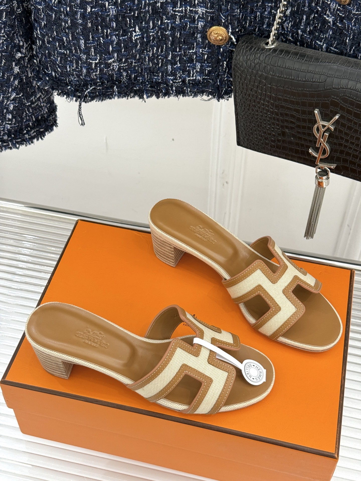 顶版(配原版飞机盒)
Hermès/爱马仕万年经典平底粗跟H拖
将简约美学与极致工艺完美融合。
粗跟设计