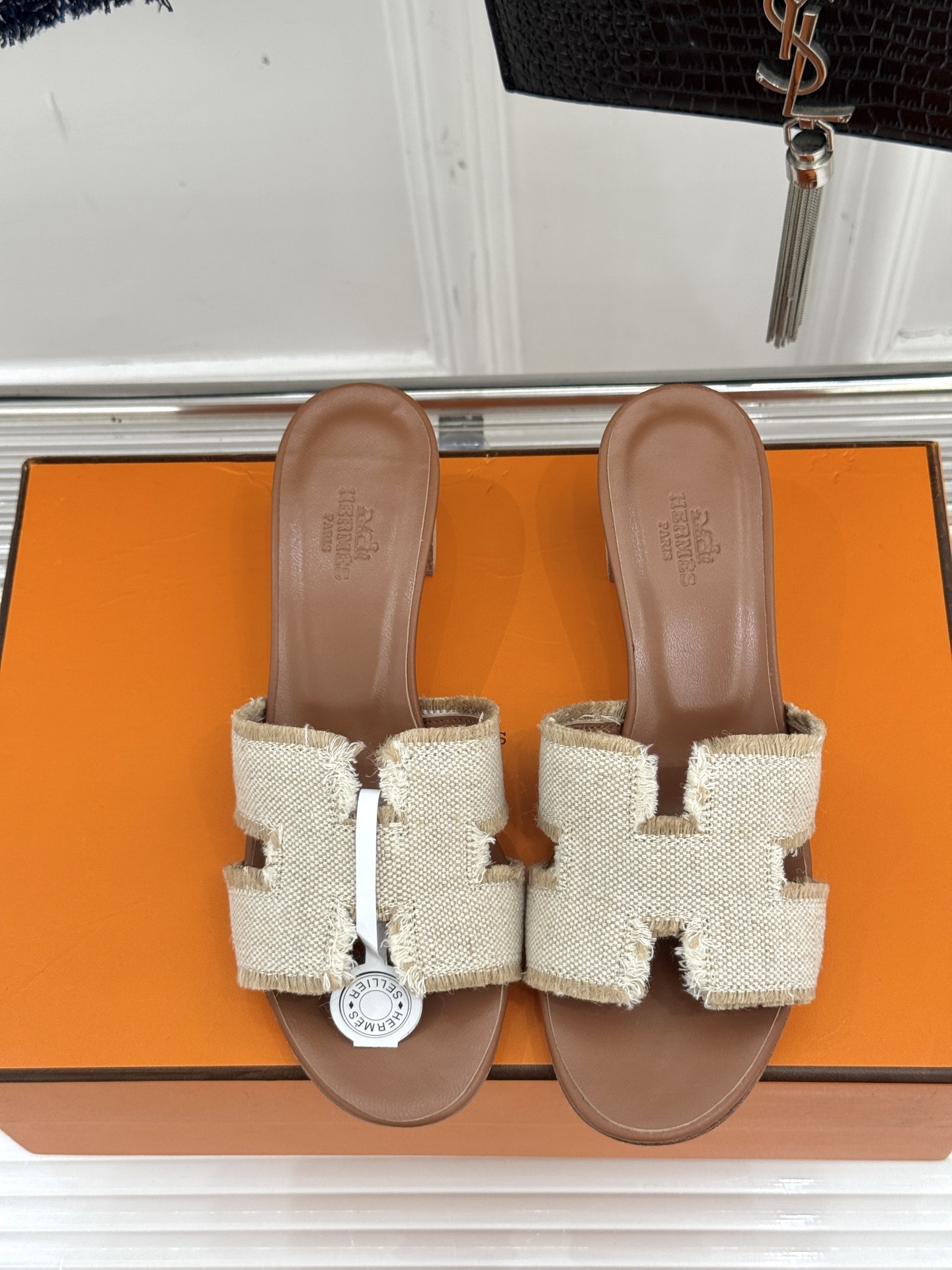 顶版(配原版飞机盒)
Hermès/爱马仕万年经典平底粗跟H拖
将简约美学与极致工艺完美融合。
粗跟设计