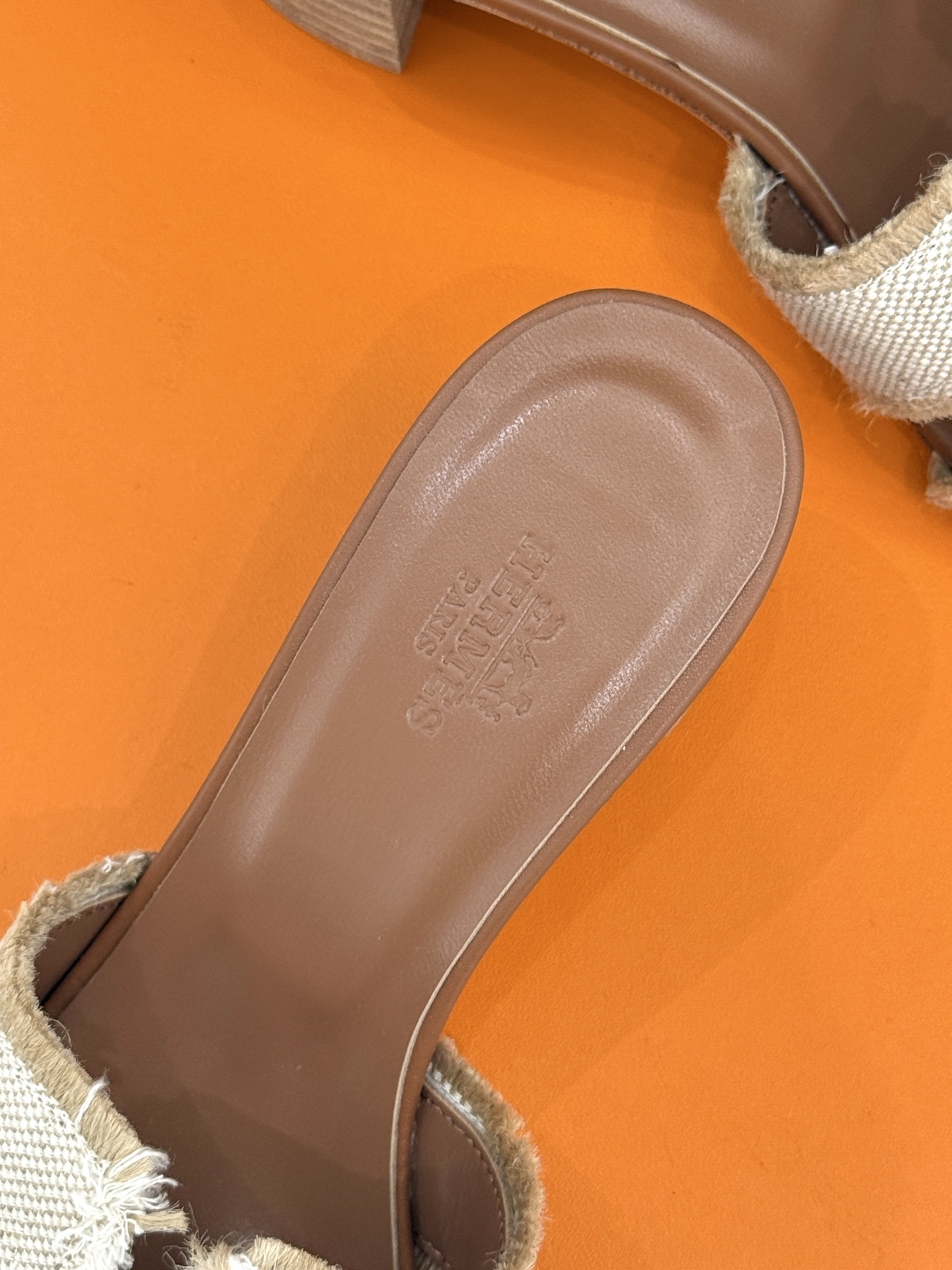 顶版(配原版飞机盒)
Hermès/爱马仕万年经典平底粗跟H拖
将简约美学与极致工艺完美融合。
粗跟设计