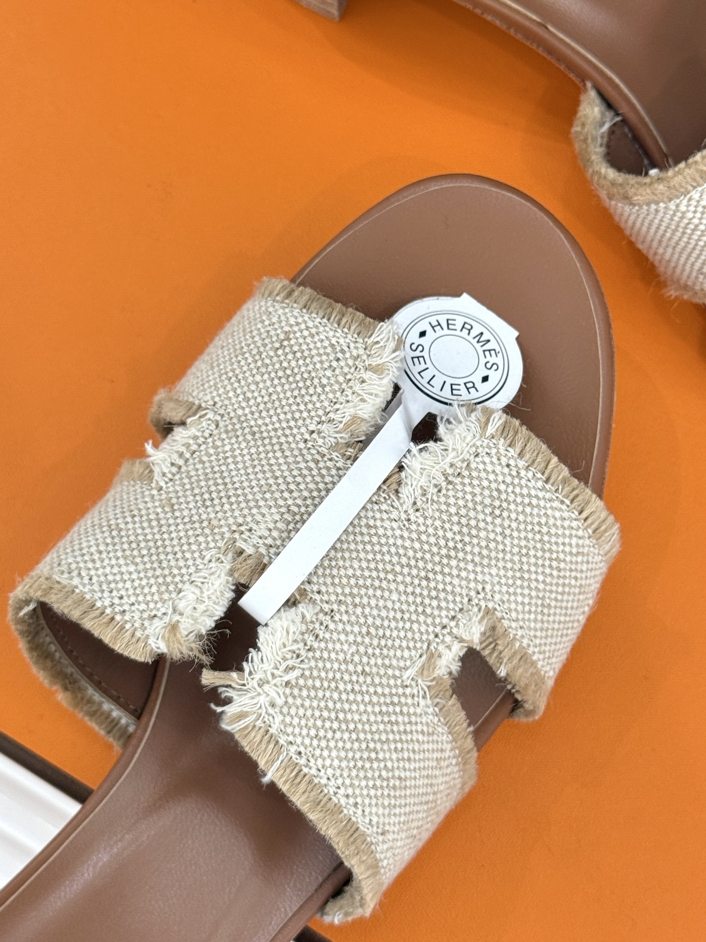 顶版(配原版飞机盒)
Hermès/爱马仕万年经典平底粗跟H拖
将简约美学与极致工艺完美融合。
粗跟设计