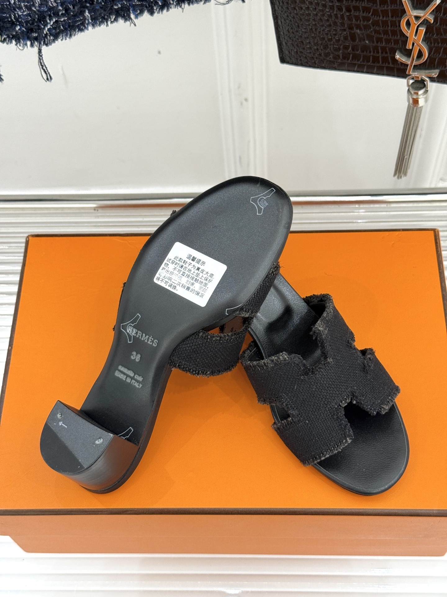 顶版(配原版飞机盒)
Hermès/爱马仕万年经典平底粗跟H拖
将简约美学与极致工艺完美融合。
粗跟设计