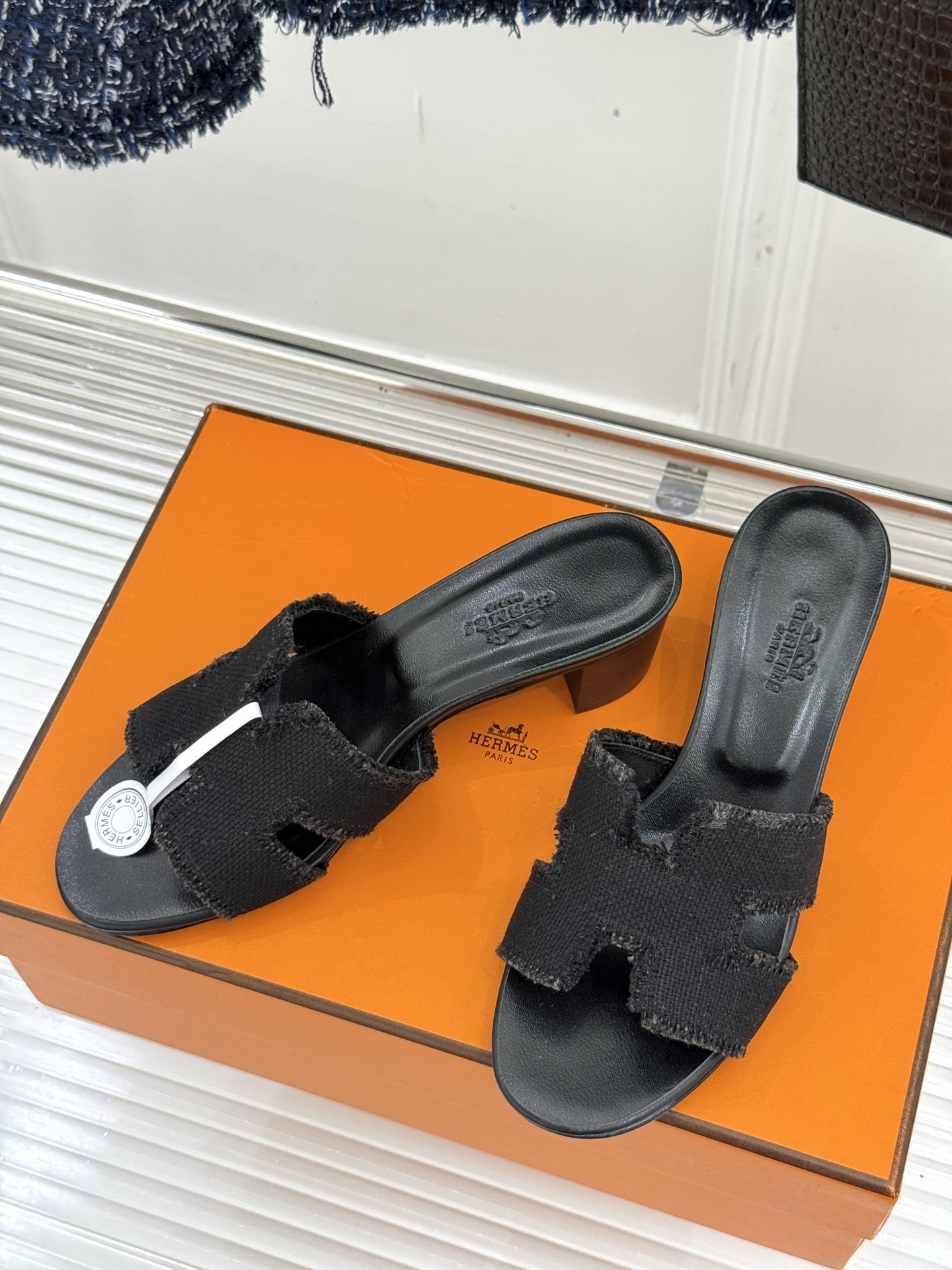 顶版(配原版飞机盒)
Hermès/爱马仕万年经典平底粗跟H拖
将简约美学与极致工艺完美融合。
粗跟设计