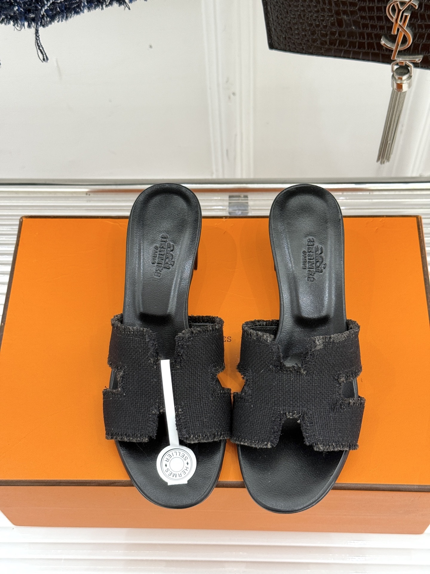 顶版(配原版飞机盒)
Hermès/爱马仕万年经典平底粗跟H拖
将简约美学与极致工艺完美融合。
粗跟设计