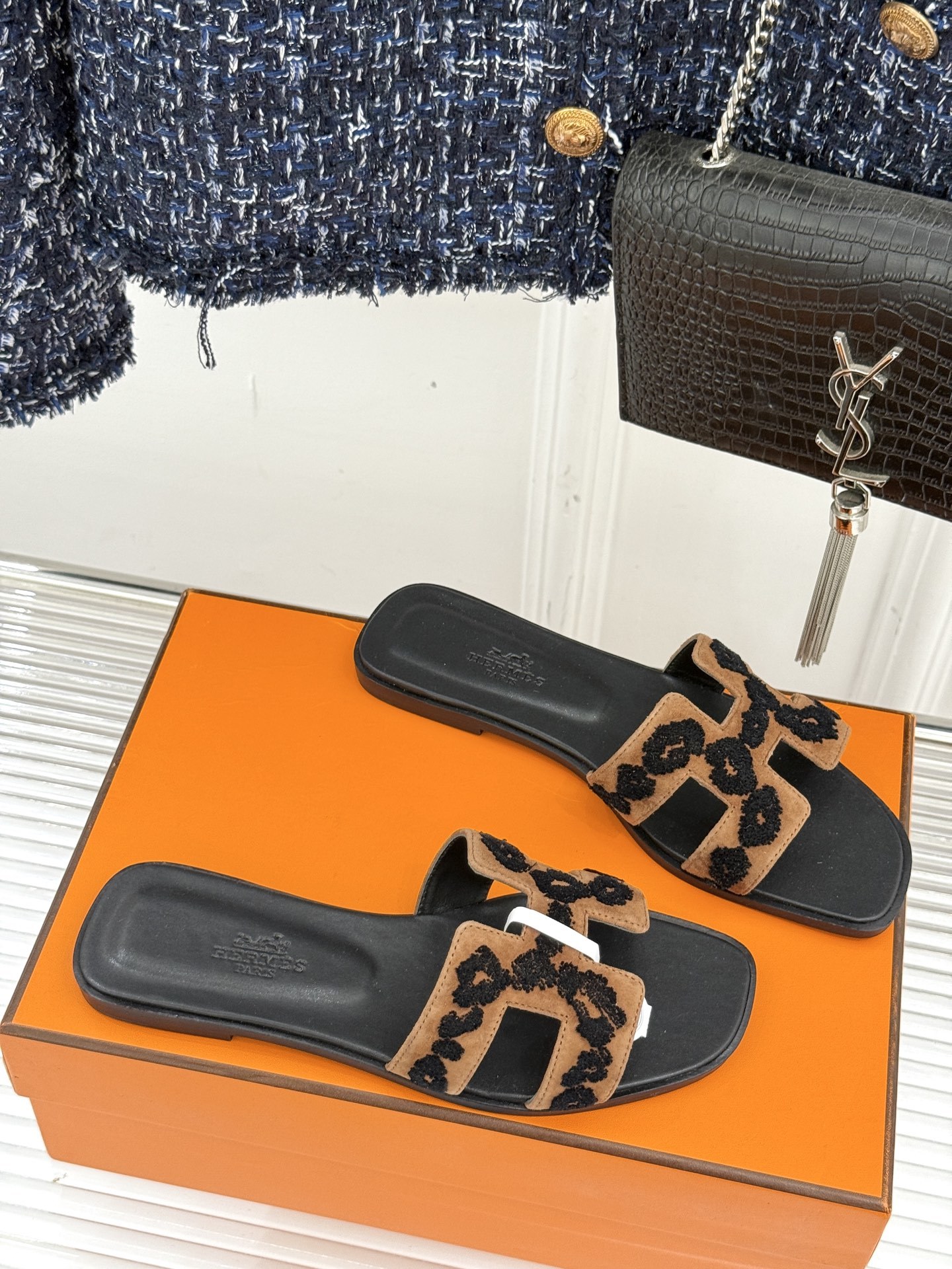 顶版(配原版飞机盒)
Hermès/爱马仕万年经典平底粗跟H拖
将简约美学与极致工艺完美融合。
粗跟设计