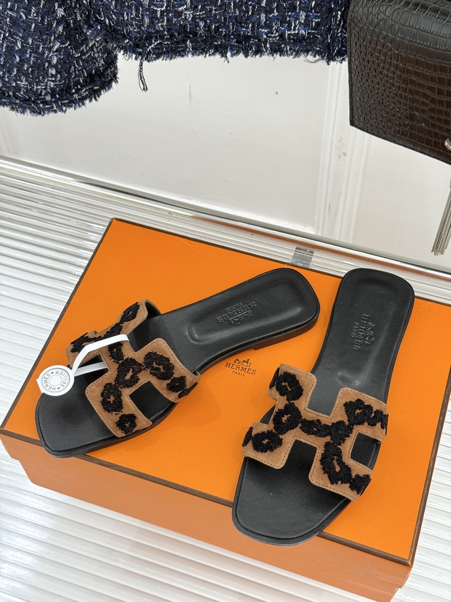 顶版(配原版飞机盒)
Hermès/爱马仕万年经典平底粗跟H拖
将简约美学与极致工艺完美融合。
粗跟设计