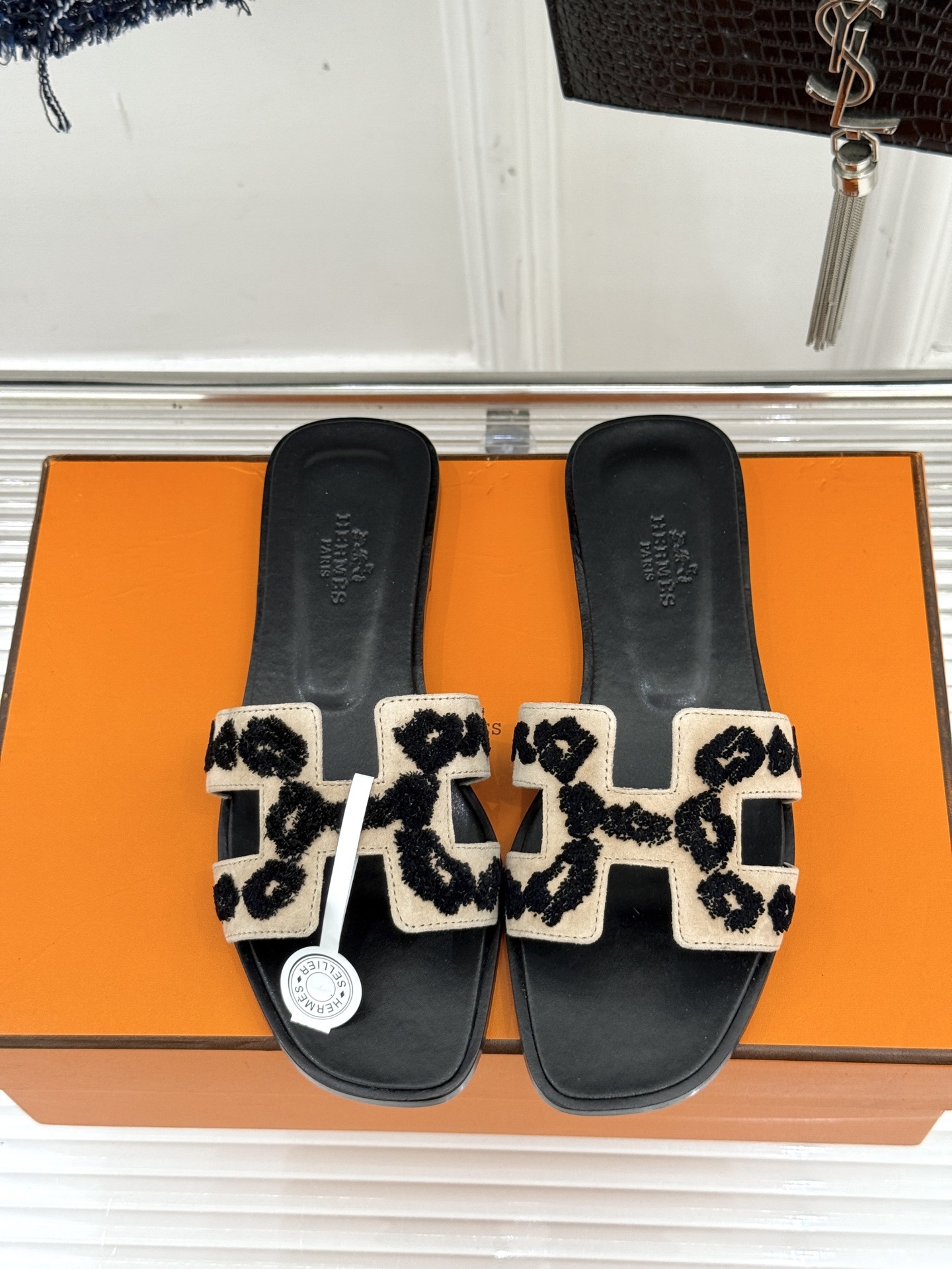 顶版(配原版飞机盒)
Hermès/爱马仕万年经典平底粗跟H拖
将简约美学与极致工艺完美融合。
粗跟设计